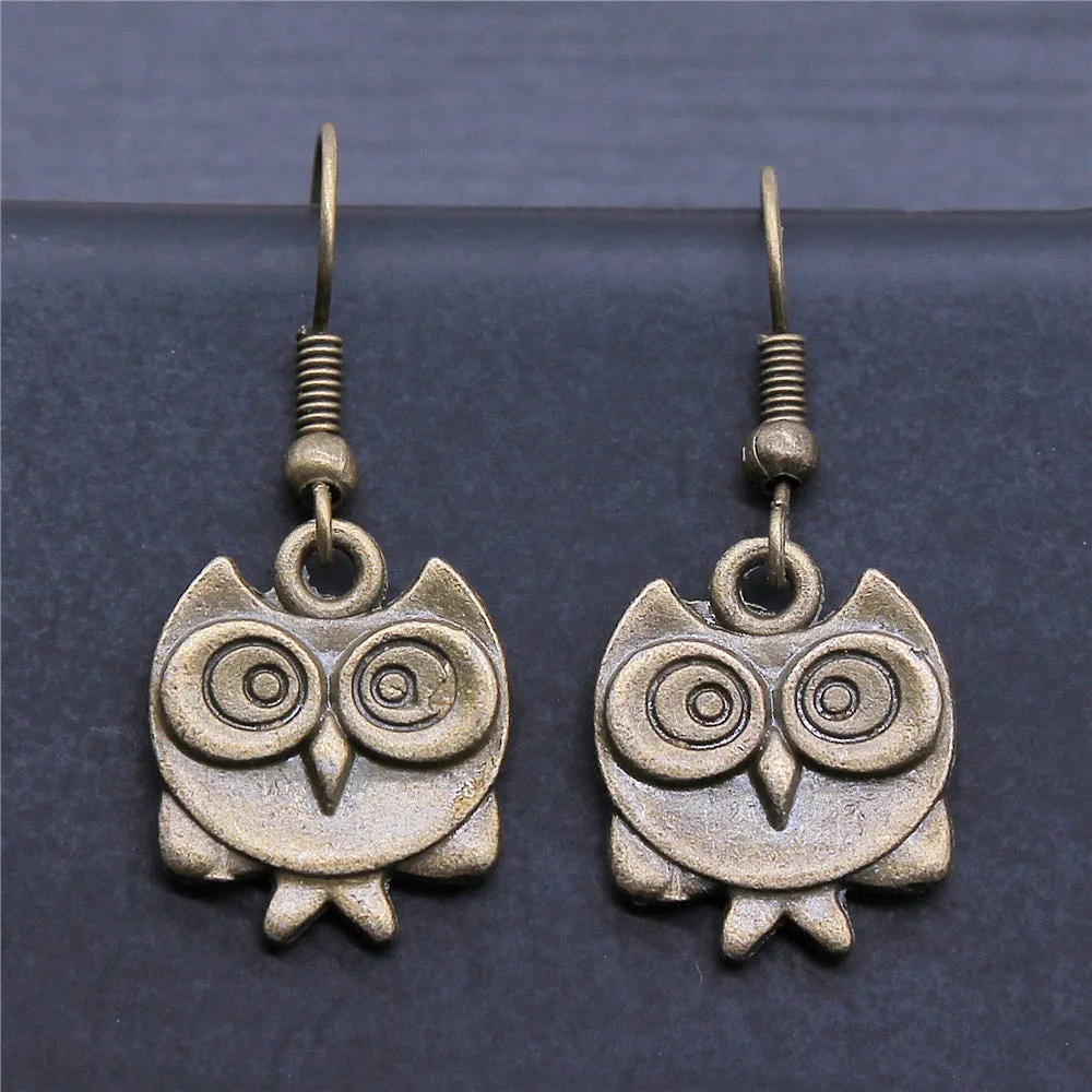 Retro minimalist double-sided owl earrings in antique bronze with ear hooks and plastic tips