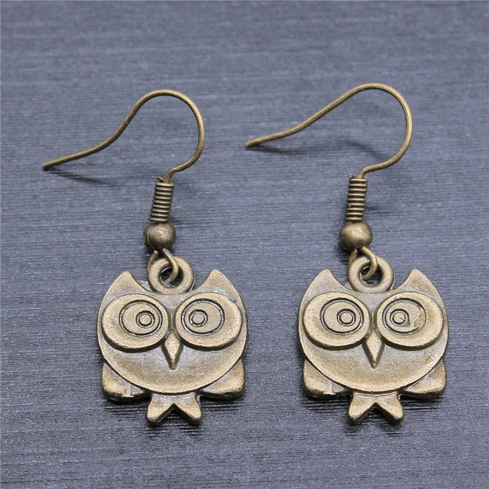 Retro minimalist double-sided owl earrings in antique bronze with ear hooks and plastic tips
