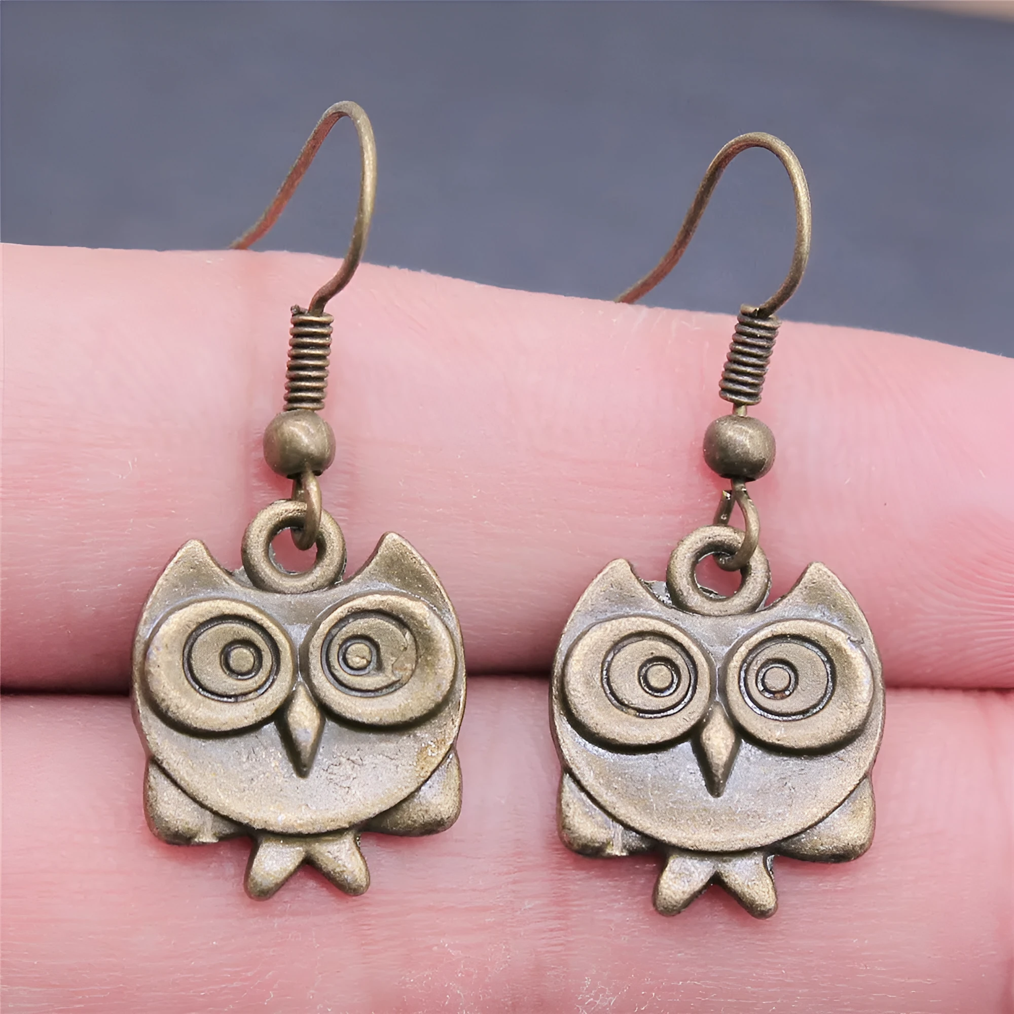 Retro minimalist double-sided owl earrings in antique bronze with ear hooks and plastic tips