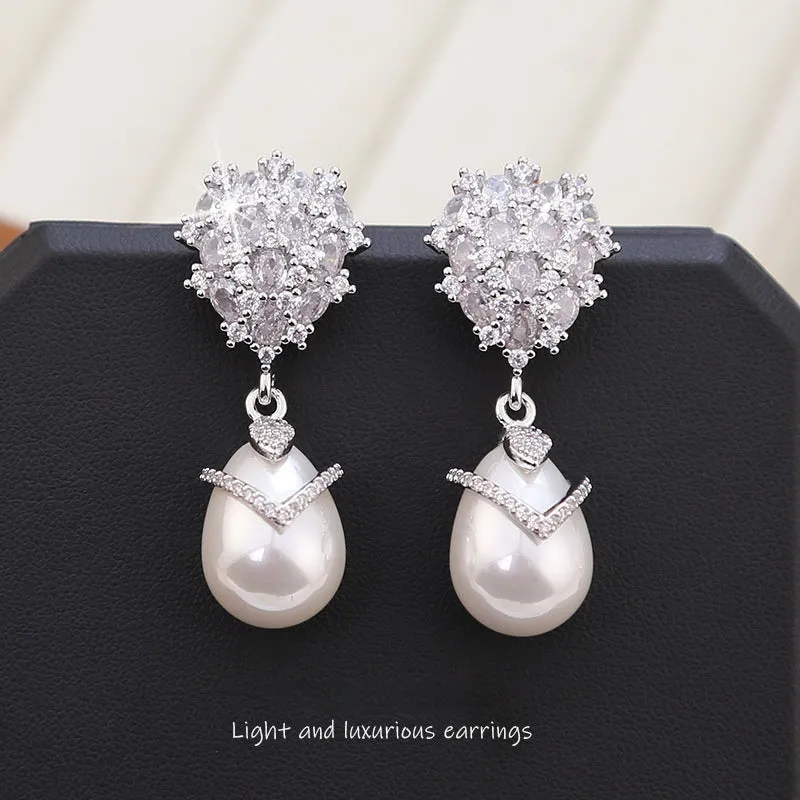 Women's drop-shaped pearl and zircon earrings with 18K gold plating in three colour variations.