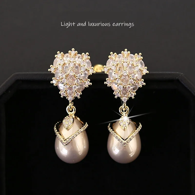 Women's drop-shaped pearl and zircon earrings with 18K gold plating in three colour variations.