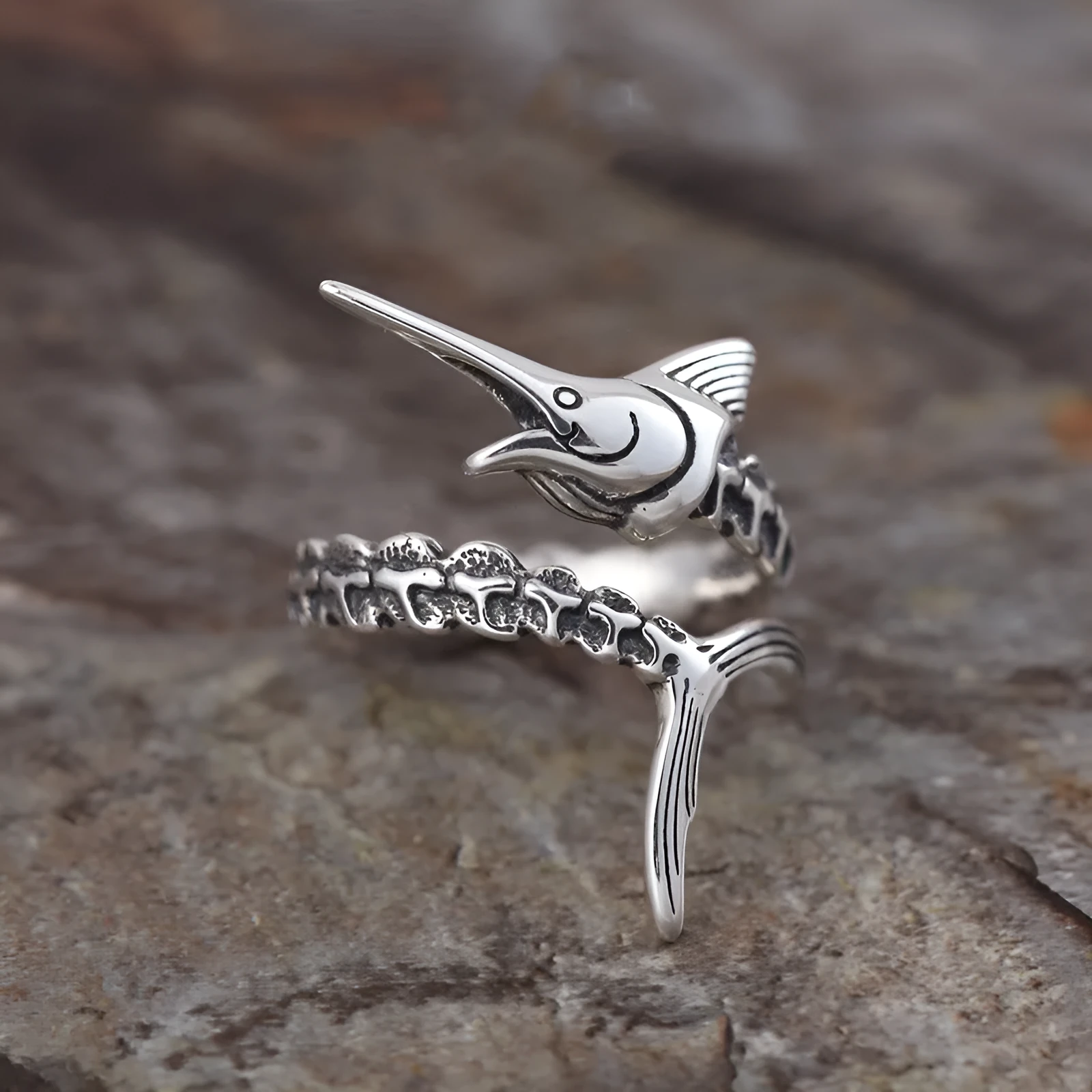 Retro simple Thai silver fish ring in flying fish colour, open mouth design, zinc alloy construction with carp motif
