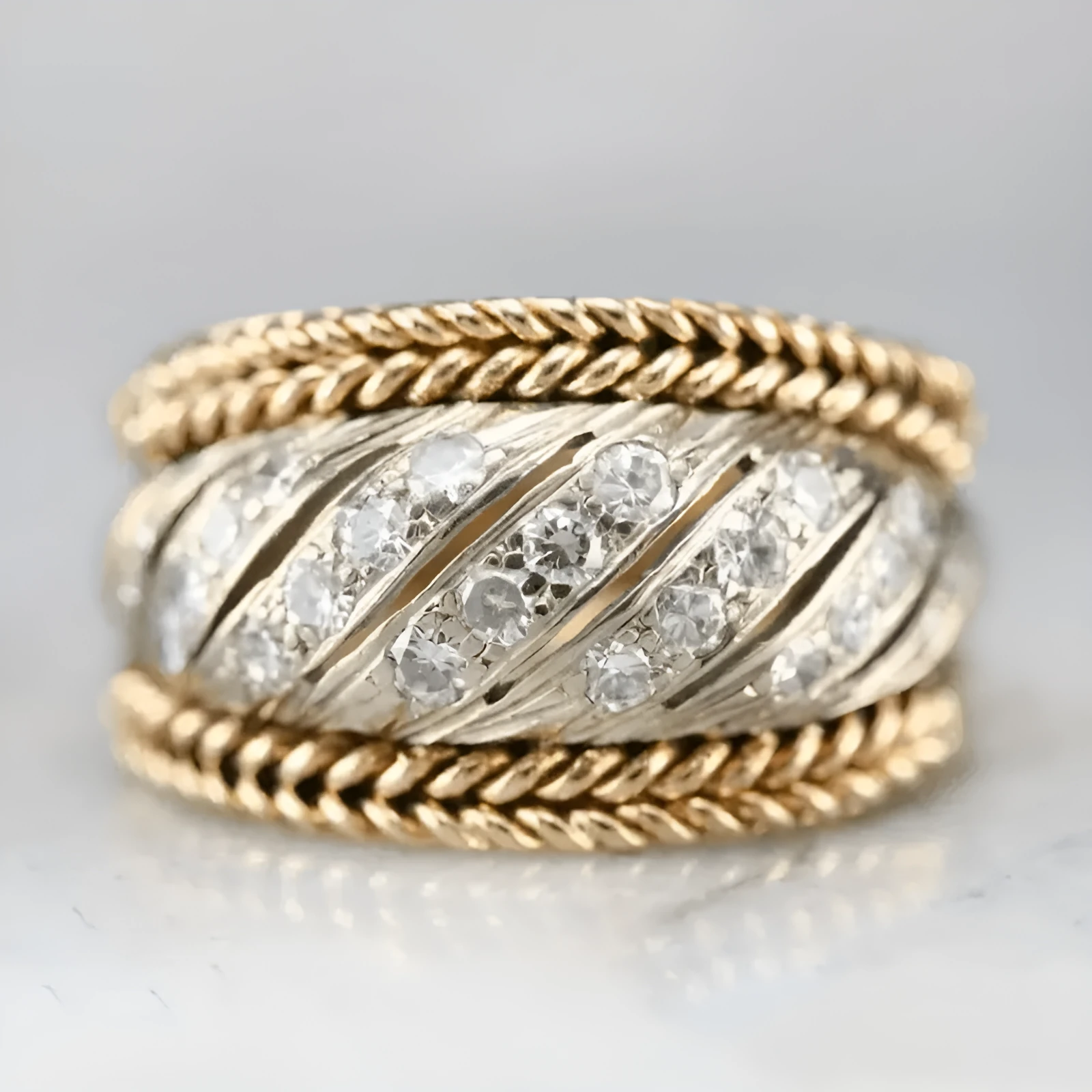 Gold electroplated line ring for women, metal zinc alloy, sizes 6 to 10
