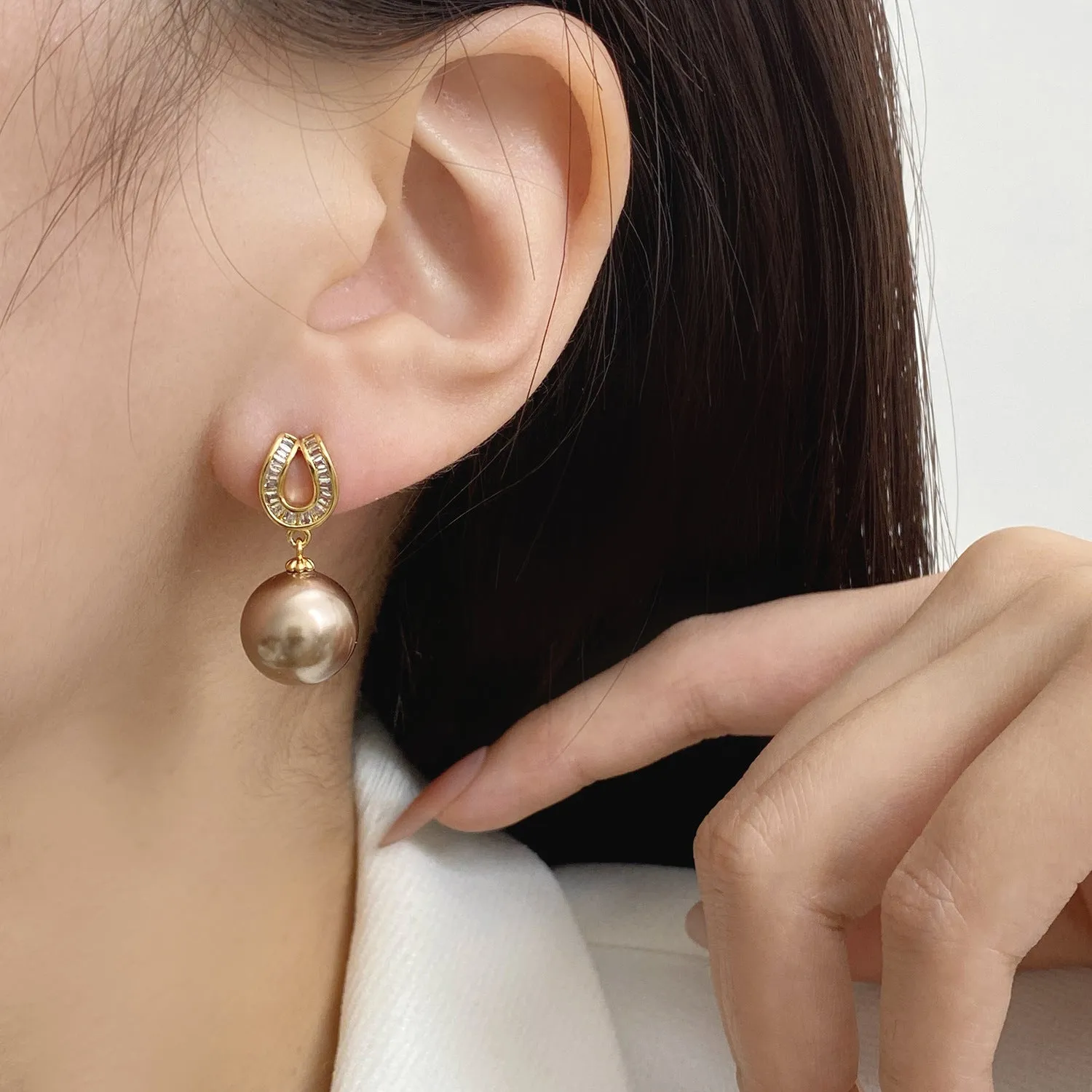 Geometric champagne pearl earrings with copper base and inlaid zircon, light luxury style, ear clip option
