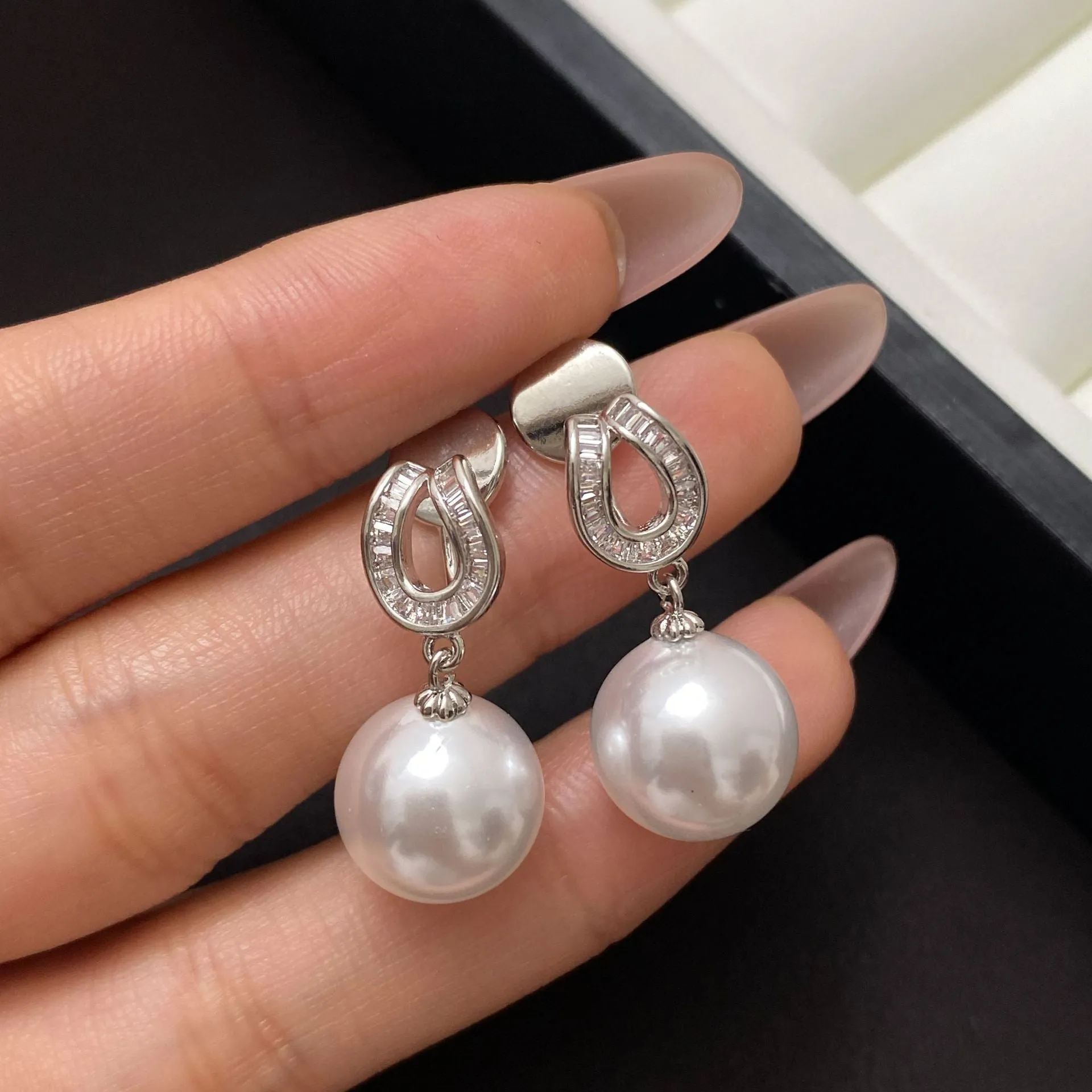 Geometric champagne pearl earrings with copper base and inlaid zircon, light luxury style, ear clip option