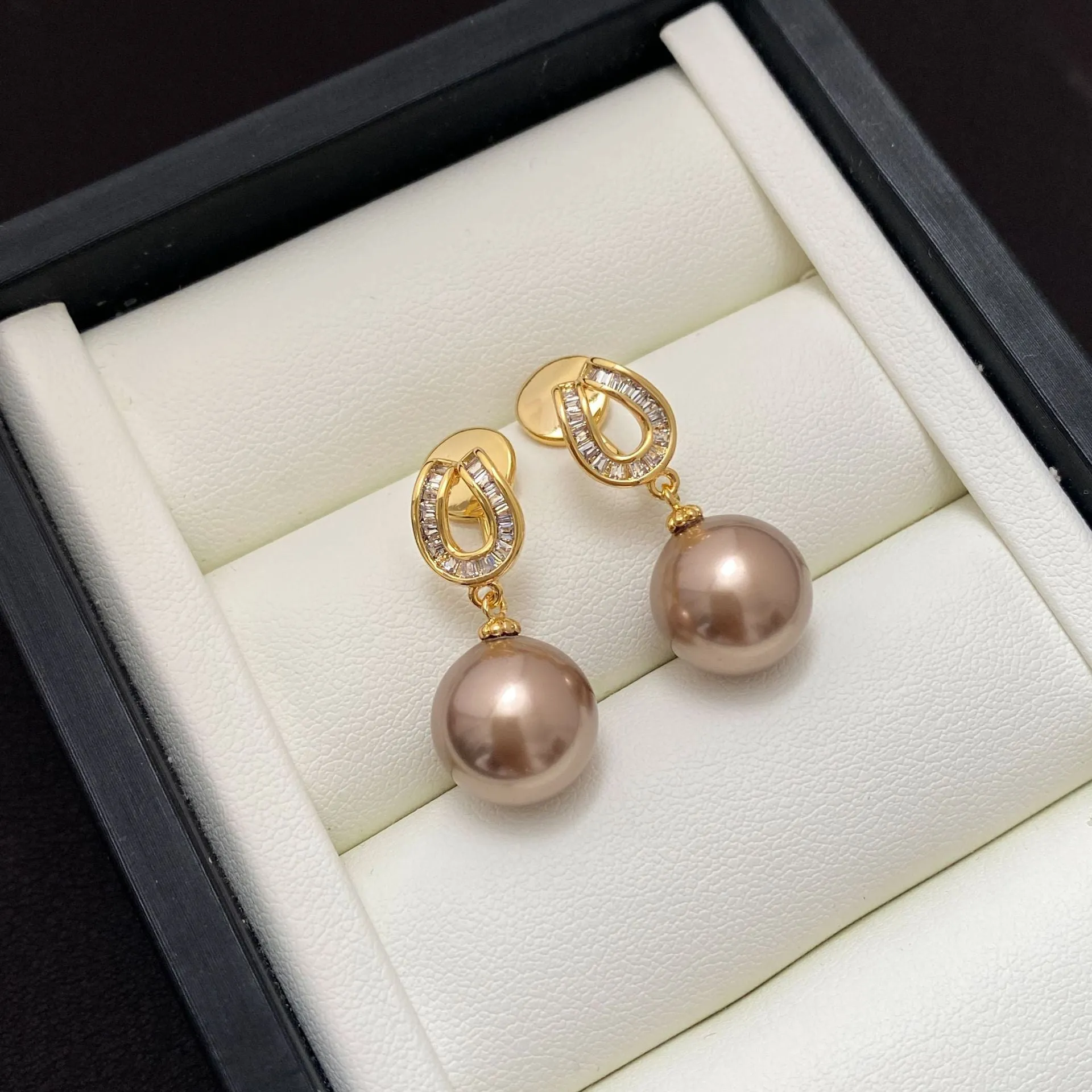 Geometric champagne pearl earrings with copper base and inlaid zircon, light luxury style, ear clip option