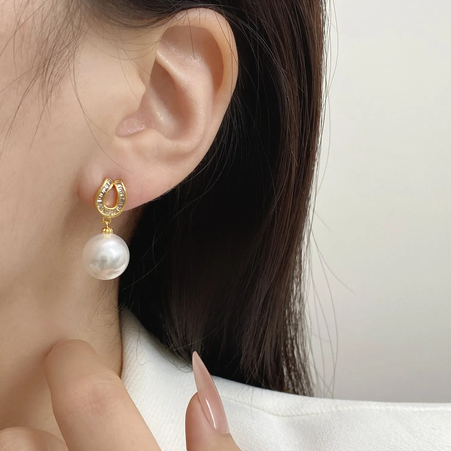 Geometric champagne pearl earrings with copper base and inlaid zircon, light luxury style, ear clip option