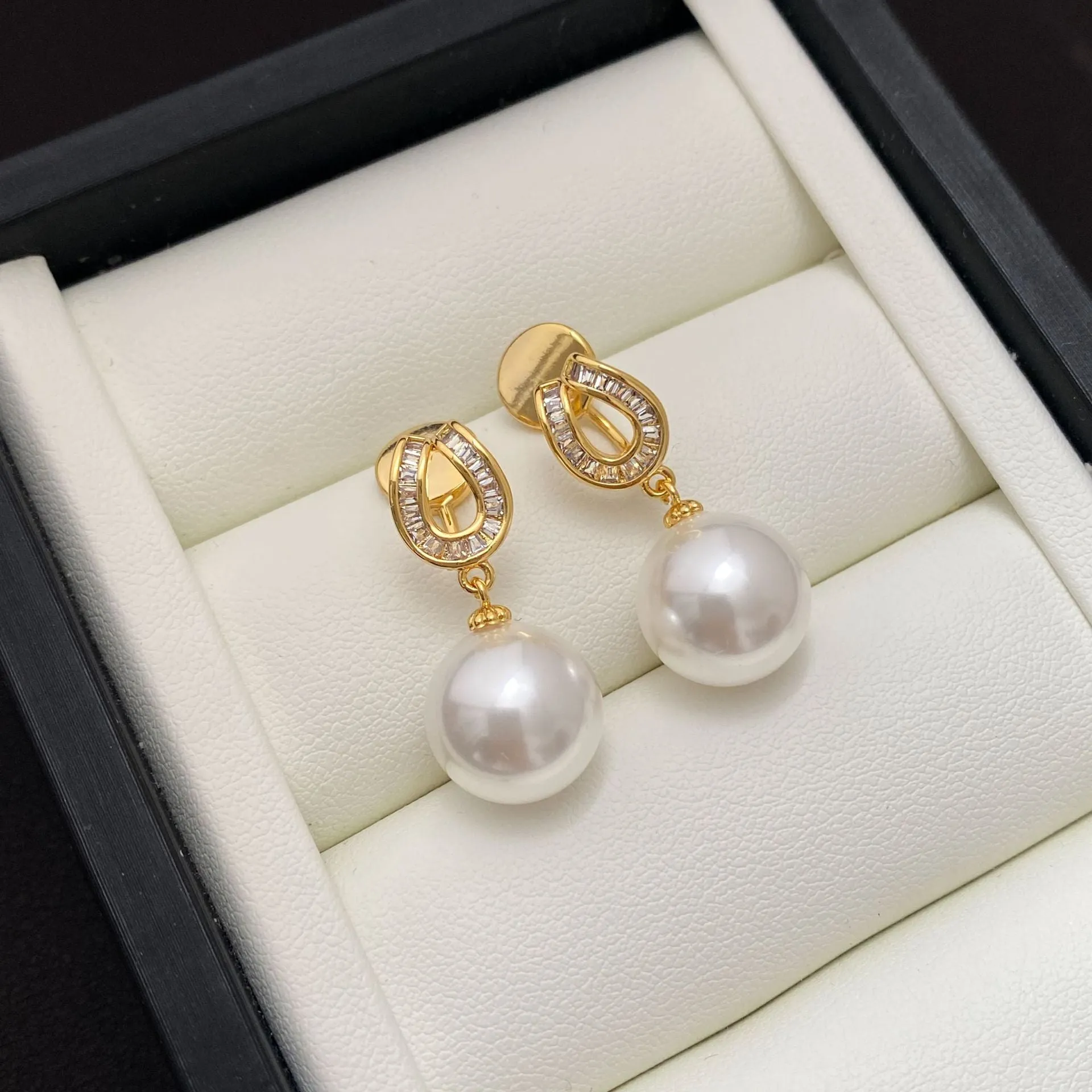 Geometric champagne pearl earrings with copper base and inlaid zircon, light luxury style, ear clip option