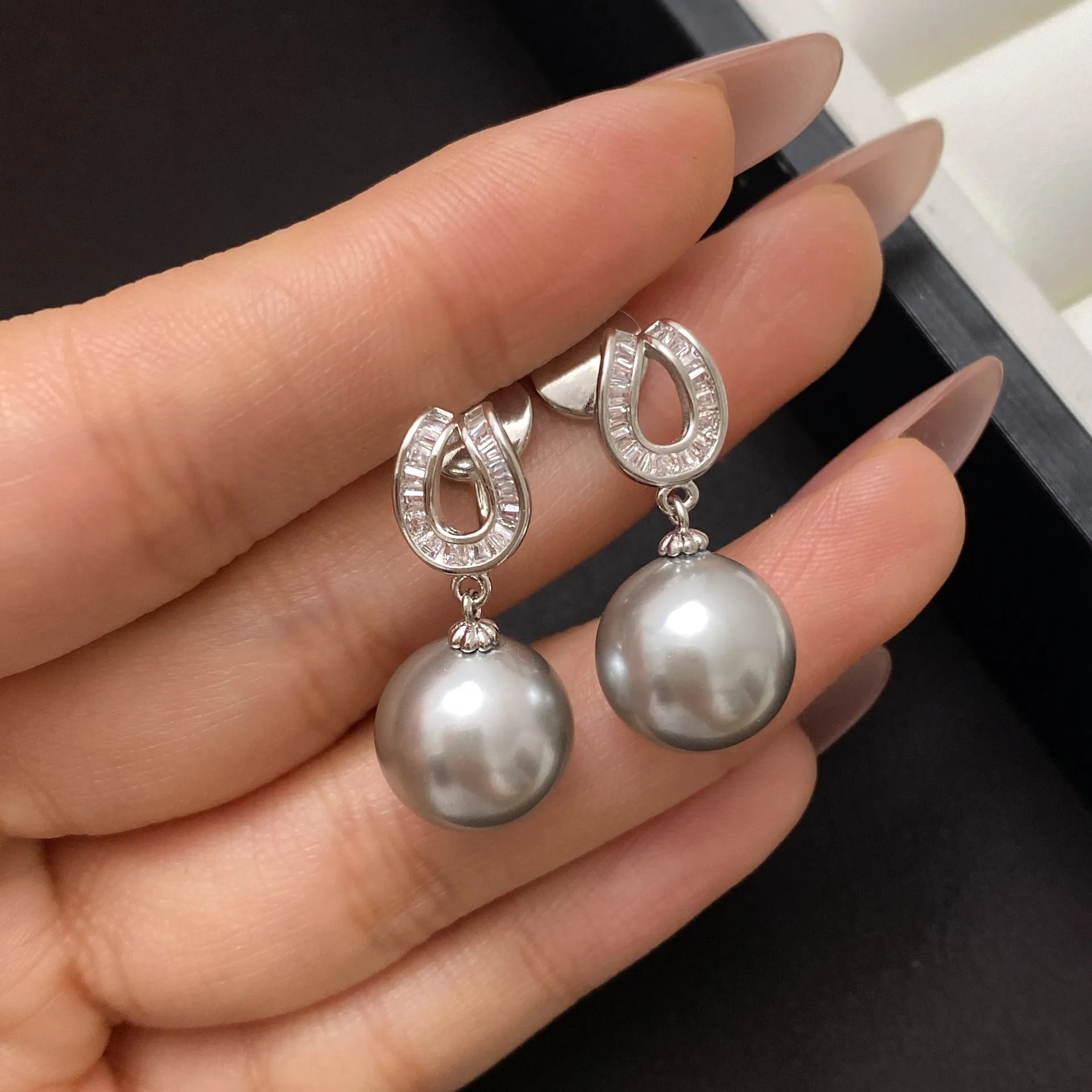Geometric champagne pearl earrings with copper base and inlaid zircon, light luxury style, ear clip option