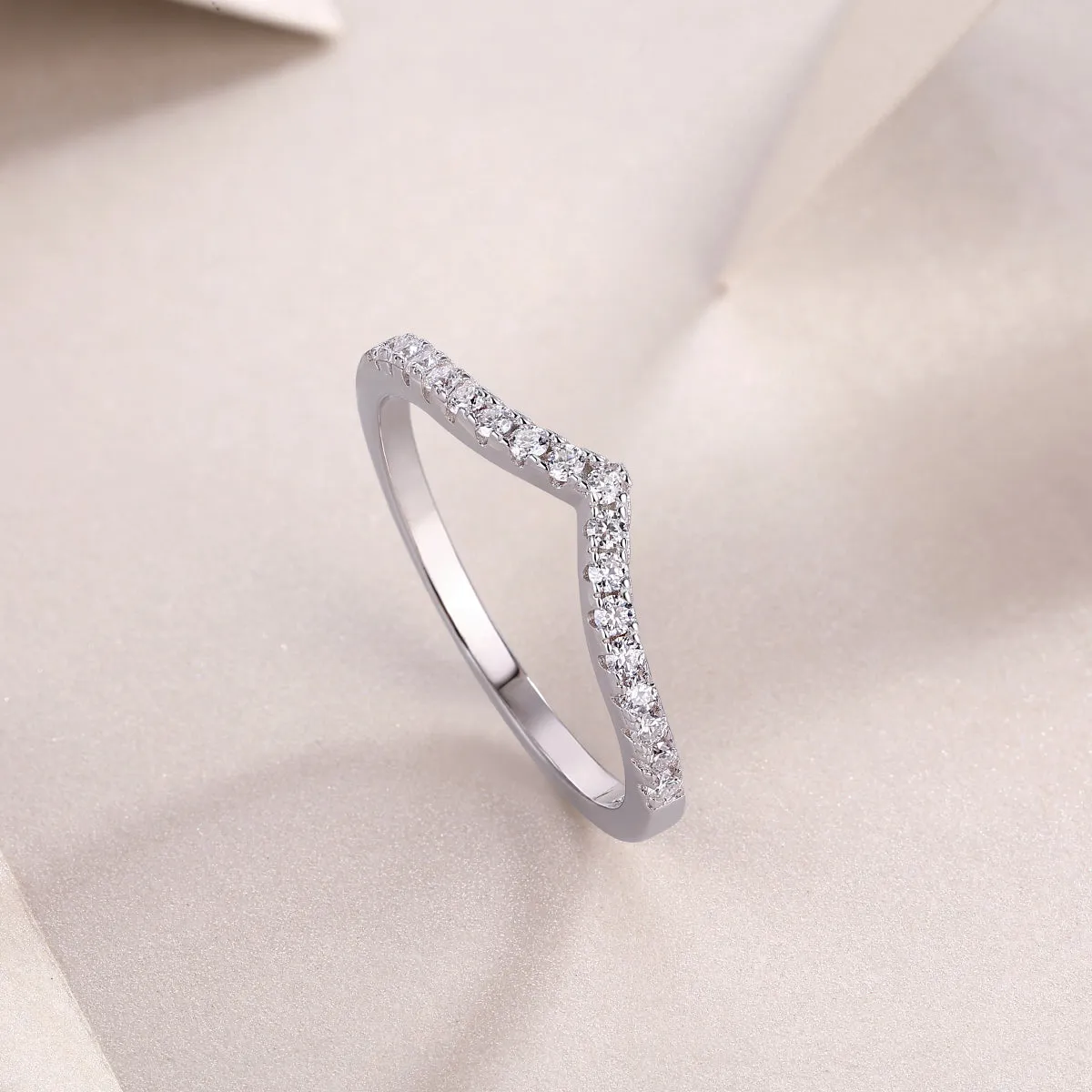 Moissanite wedding ring set on S925 silver with platinum plating, ring size 7, with gift box and GRA certificate