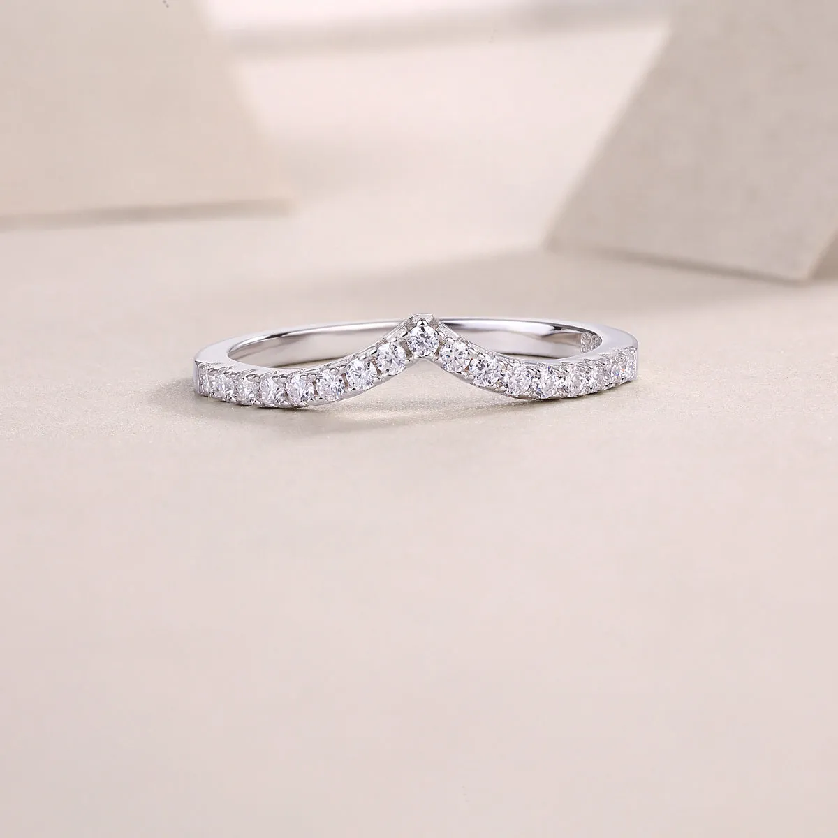 Moissanite wedding ring set on S925 silver with platinum plating, ring size 7, with gift box and GRA certificate