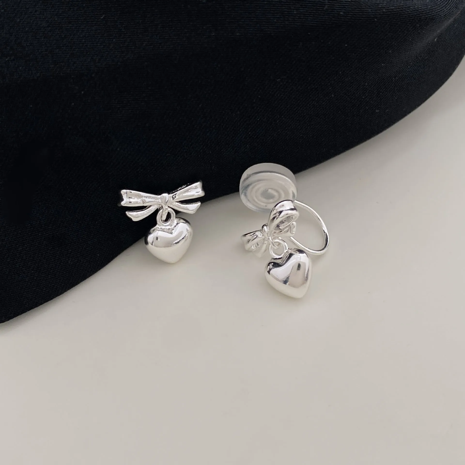 Thick silver-plated copper earrings with heart and bow design, light luxury style for women