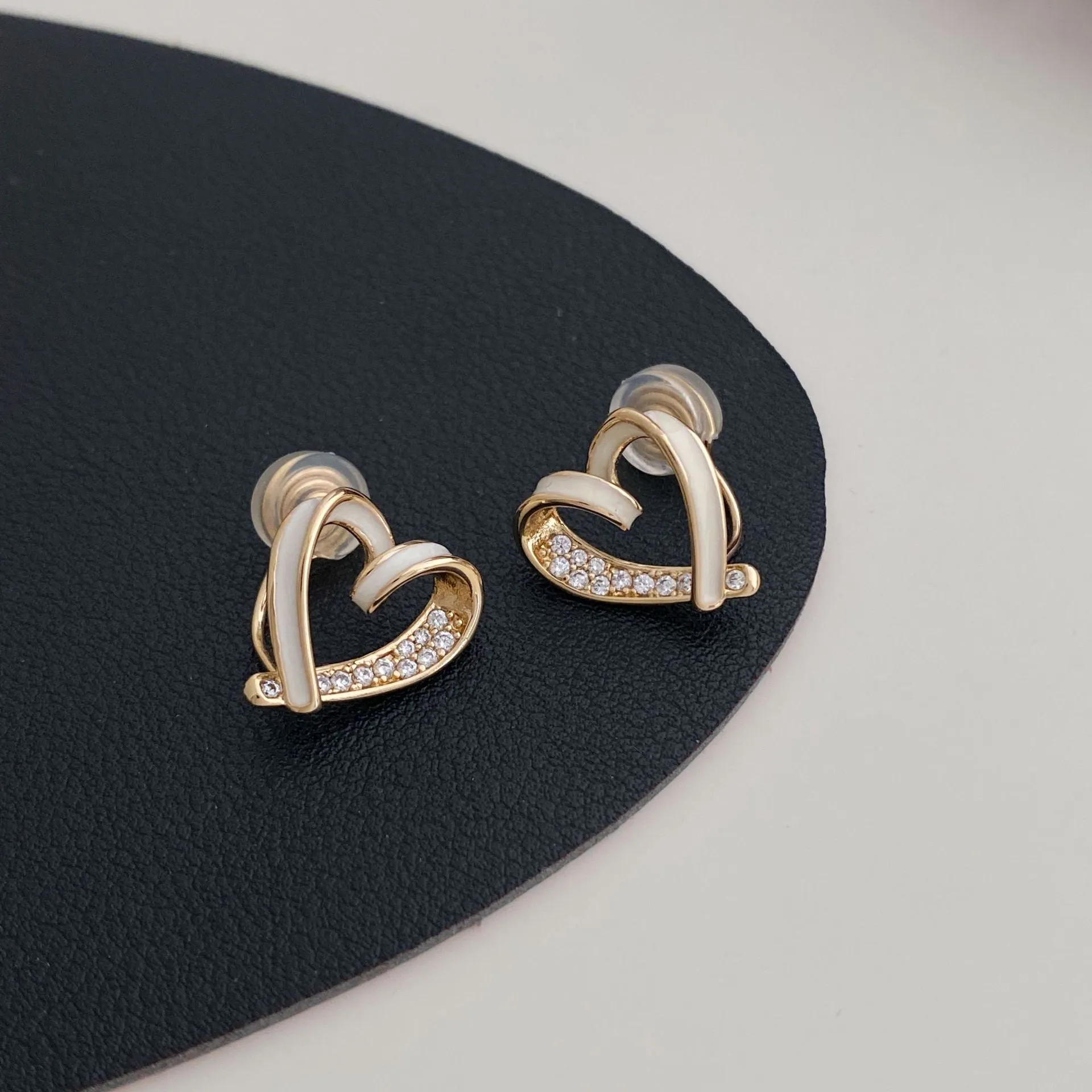 Micro-set zircon asymmetric heart earrings for women, copper base, white colour, ear clip style