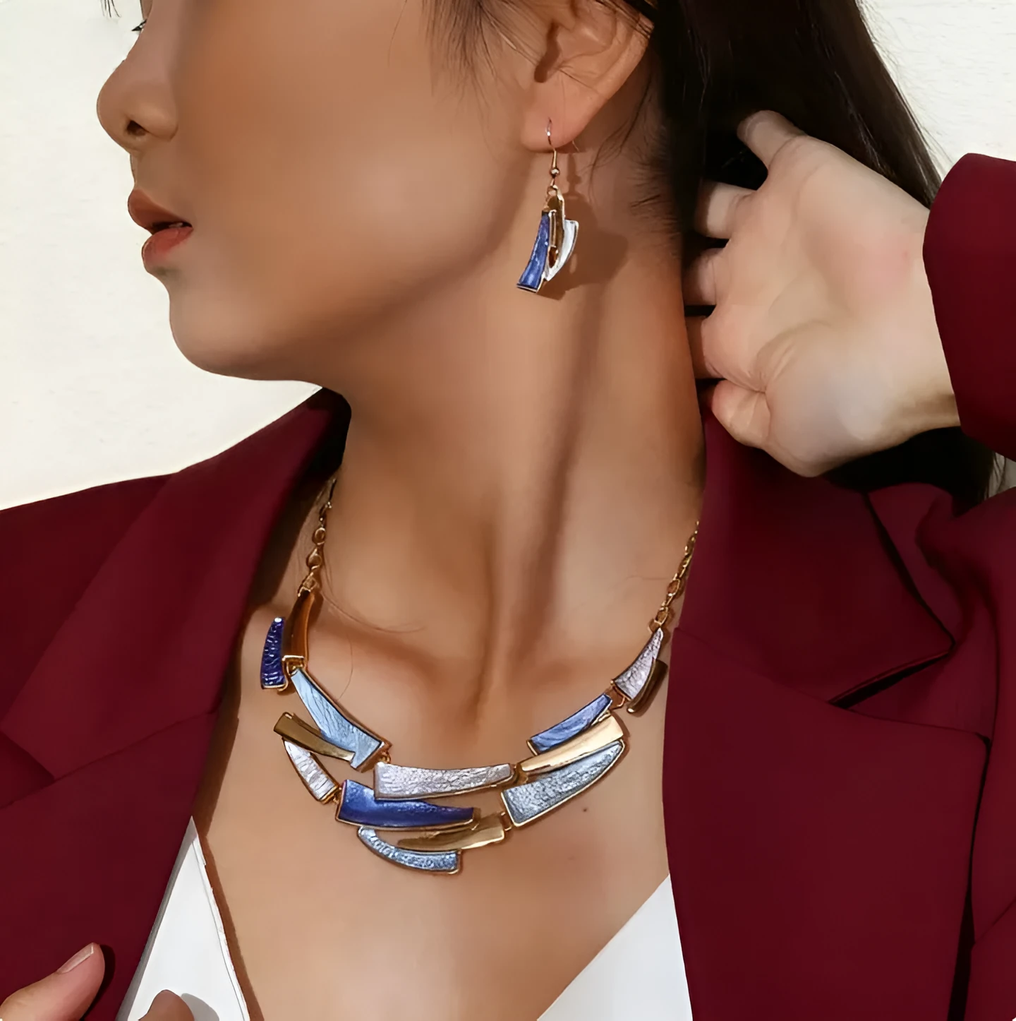 Blue zinc alloy quadrilateral pendant necklace and matching earrings set on display with twist link chain