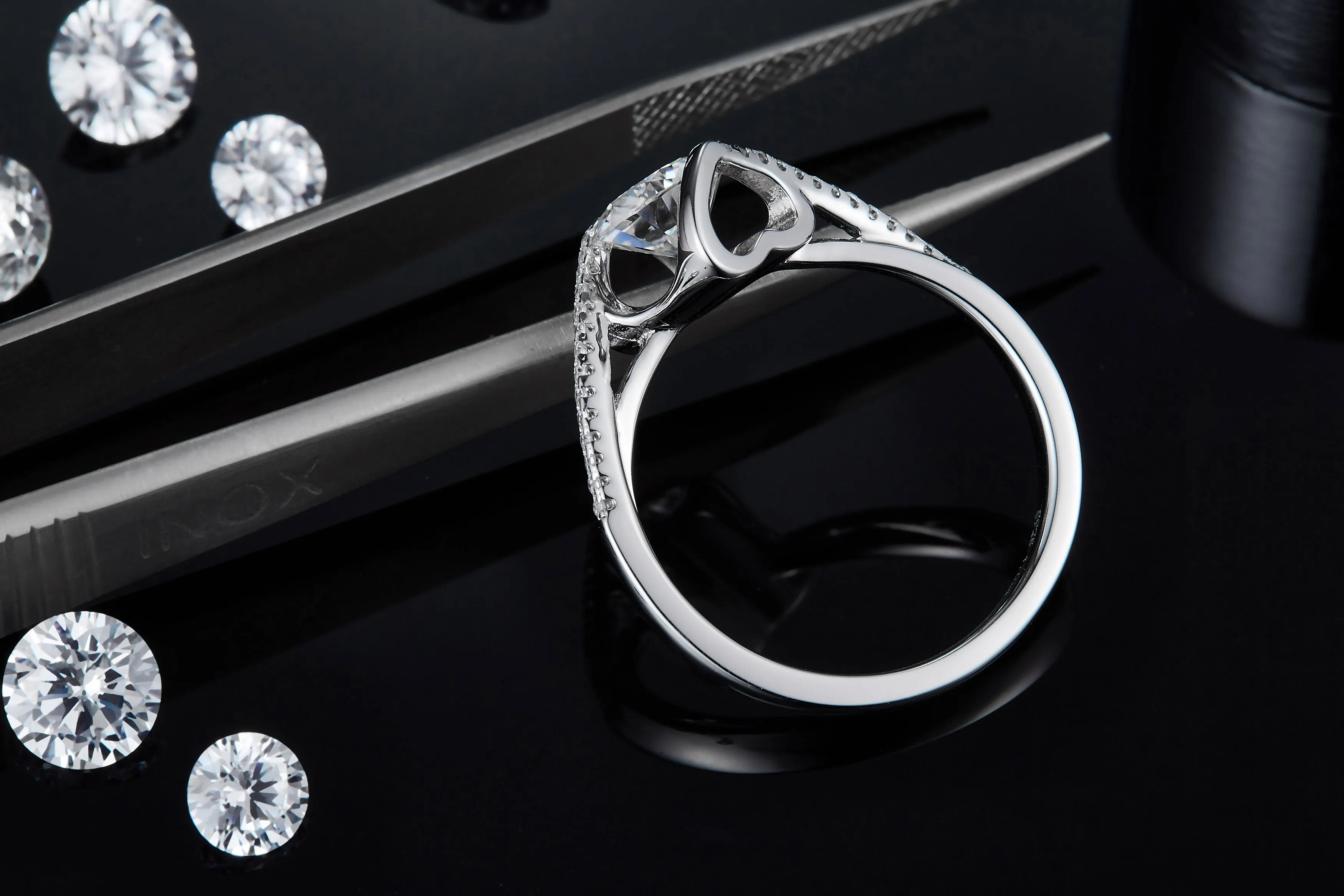 1-carat moissanite wedding ring set on S925 silver with platinum plating, gift box included