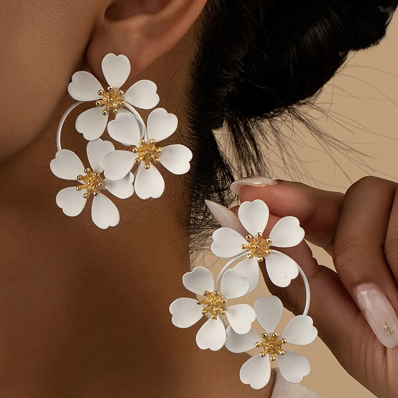 Retro flower-shaped earrings for women in black and white colour options