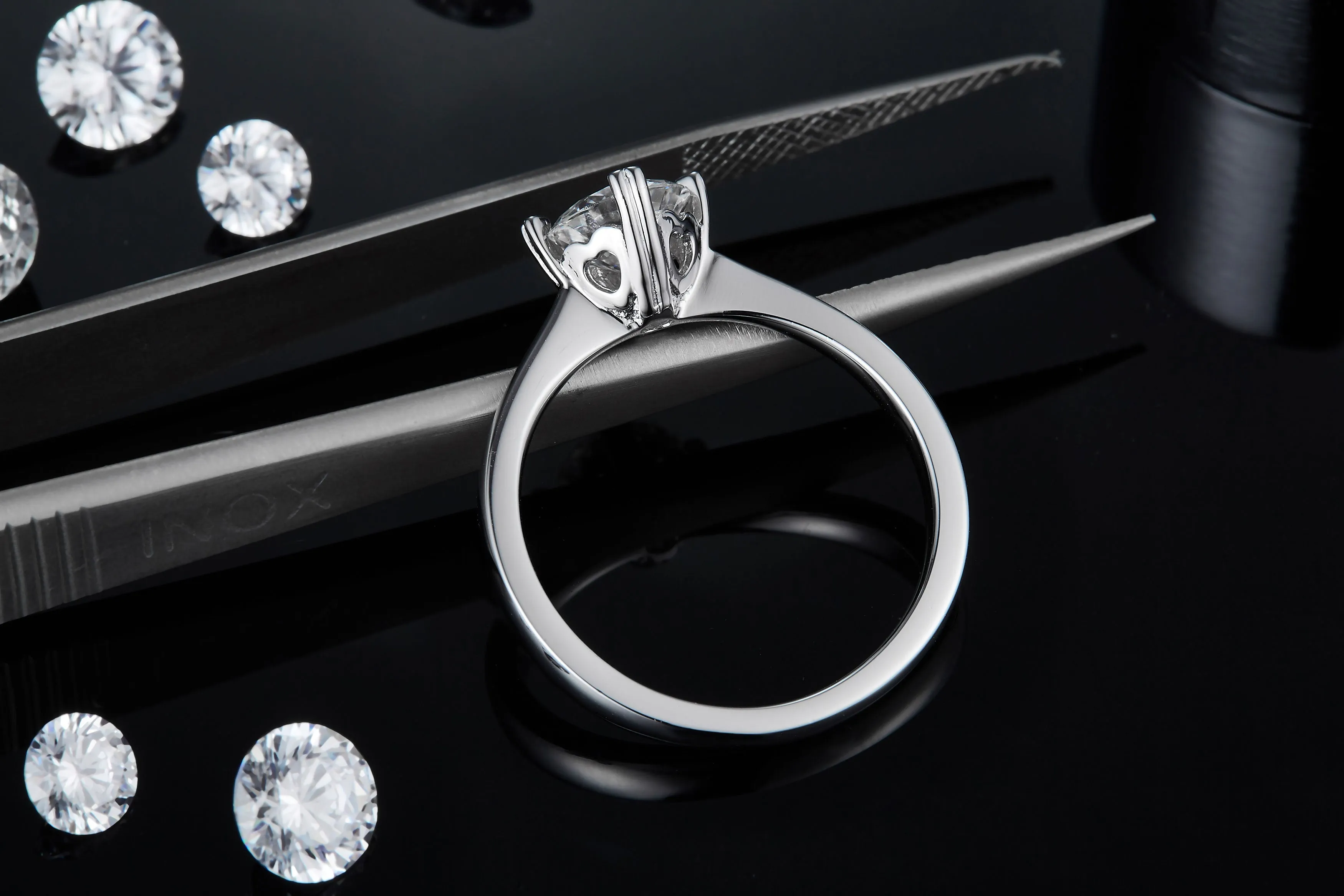 1-carat moissanite wedding ring set in S925 silver with platinum plate, gift box packaging, ring sizes 5-9
