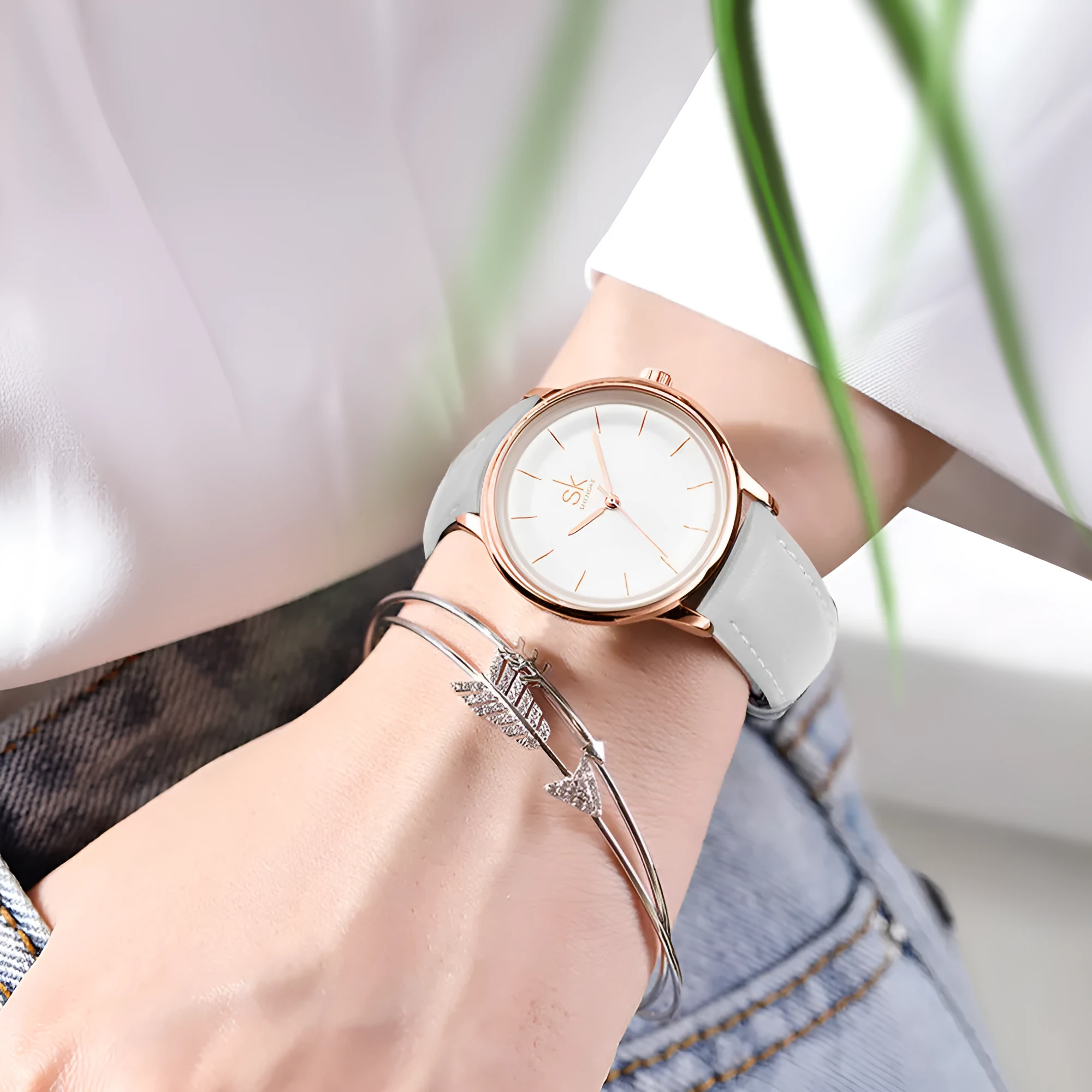 Rose gold alloy case women's quartz watch with white PU strap and round 38mm dial