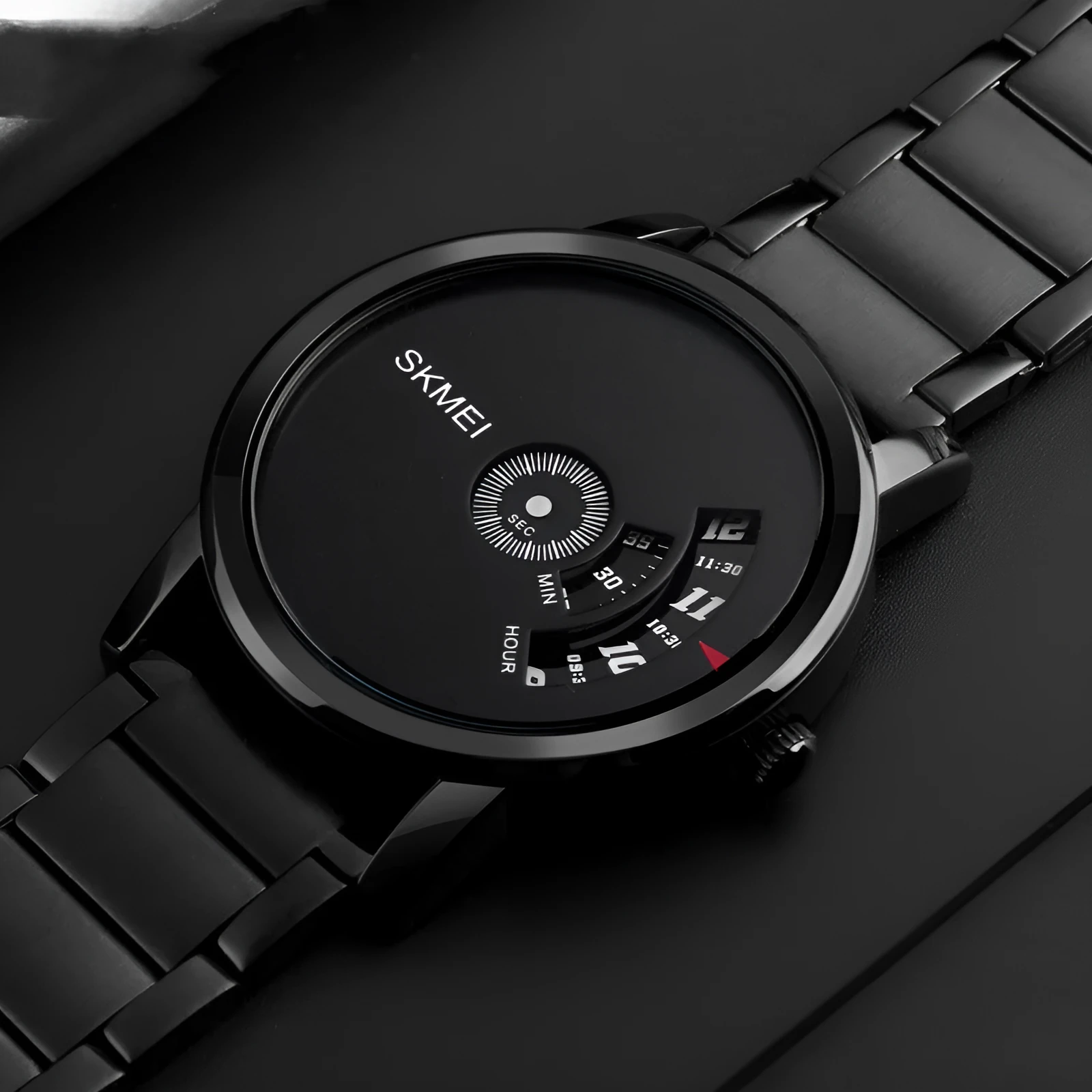 Creative business men's quartz watch with 39mm silver dial, stainless steel back, and alloy case on a steel belt