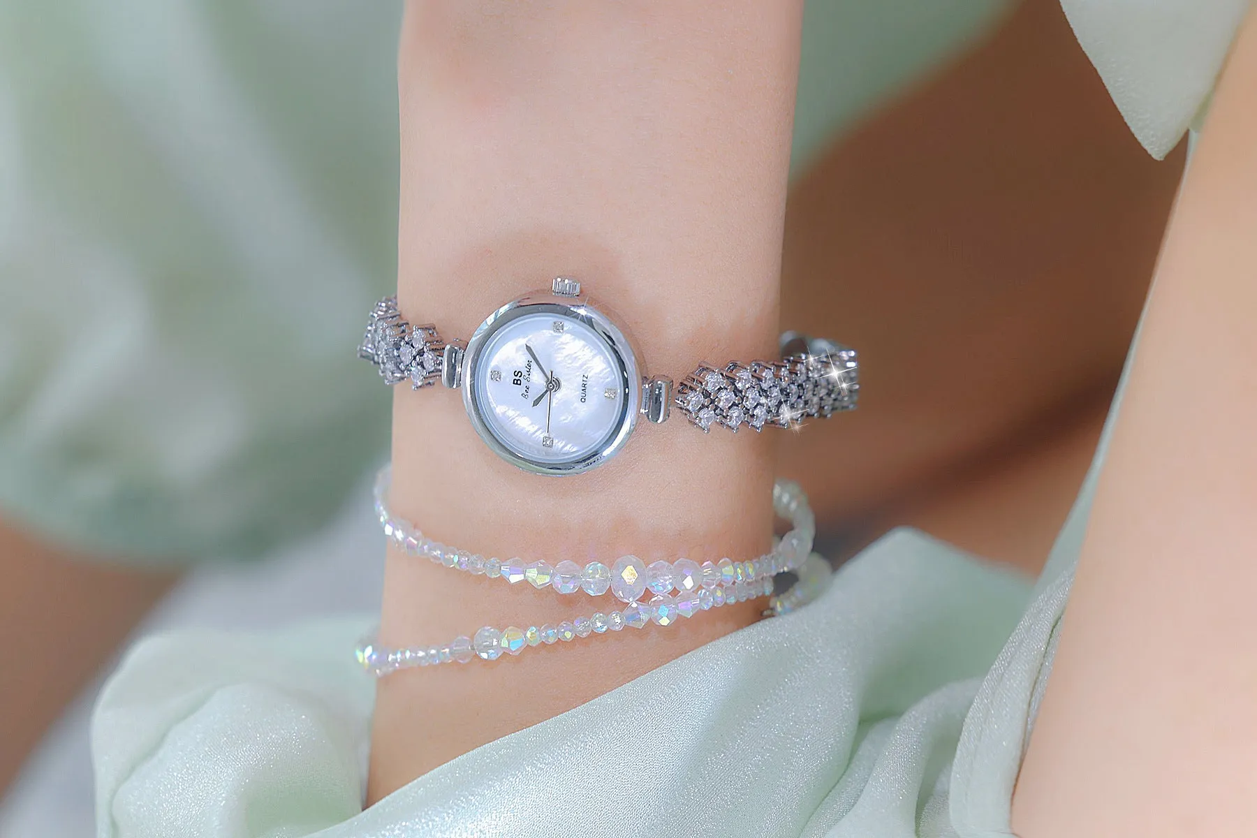 Mermaid light luxury diamond small chain watch in gold or silver with 7mm thickness and mineral glass mirror