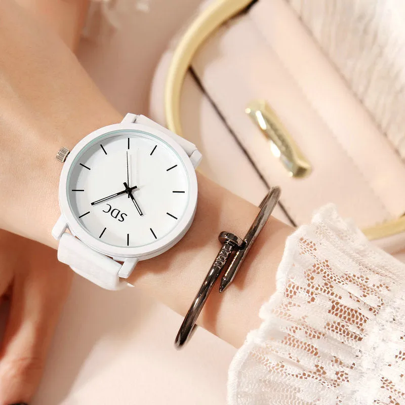 Unisex retro casual quartz watch with 45mm dial, silicone strap, and alloy case on wrist