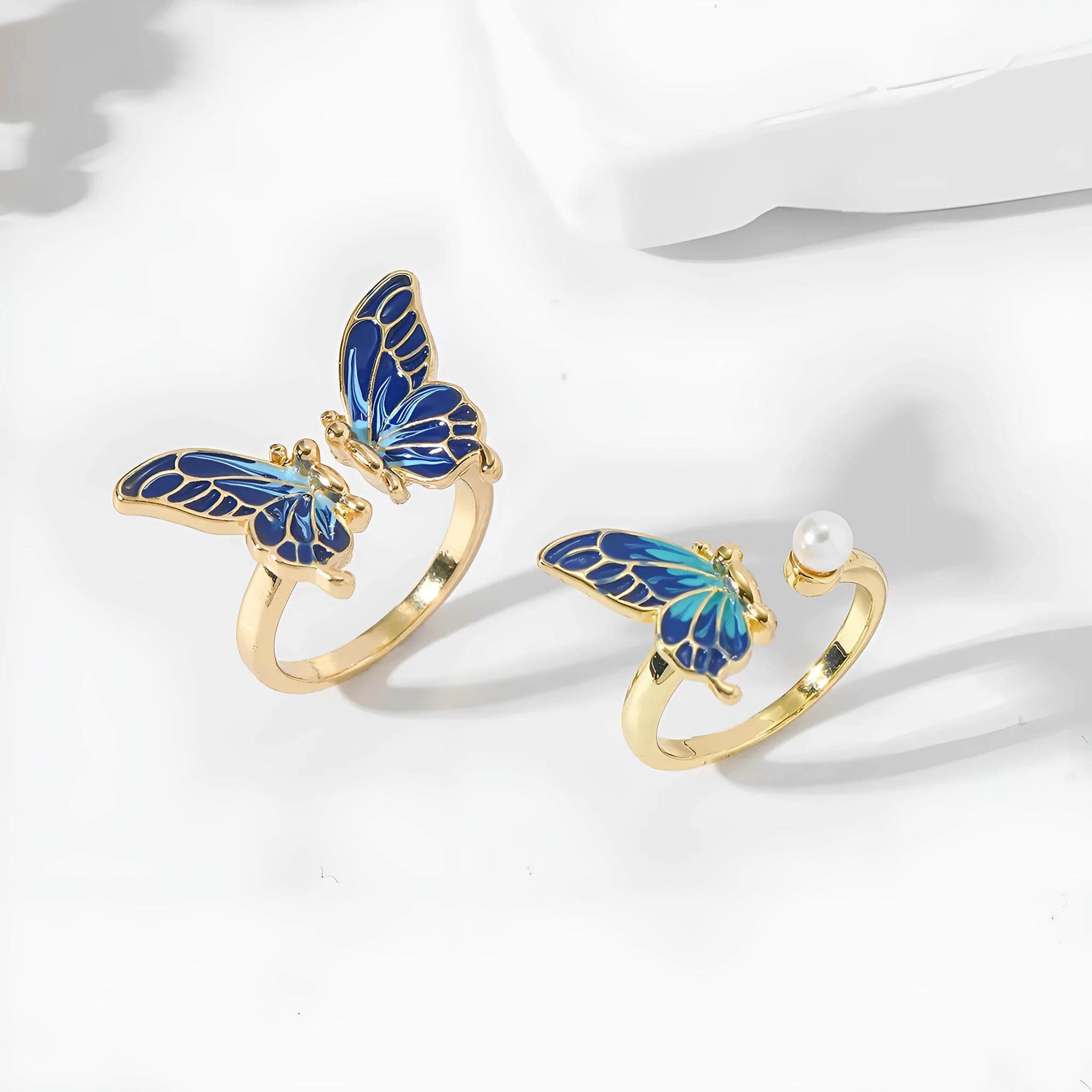 Butterfly-shaped pearl ring in imitation gold on adjustable alloy band