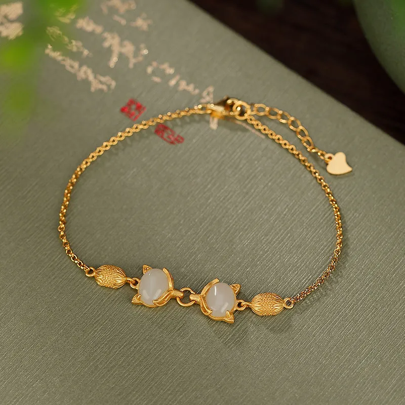 Retro fox temperament women's bracelet in 925 silver with a central gemstone on an adjustable chain.