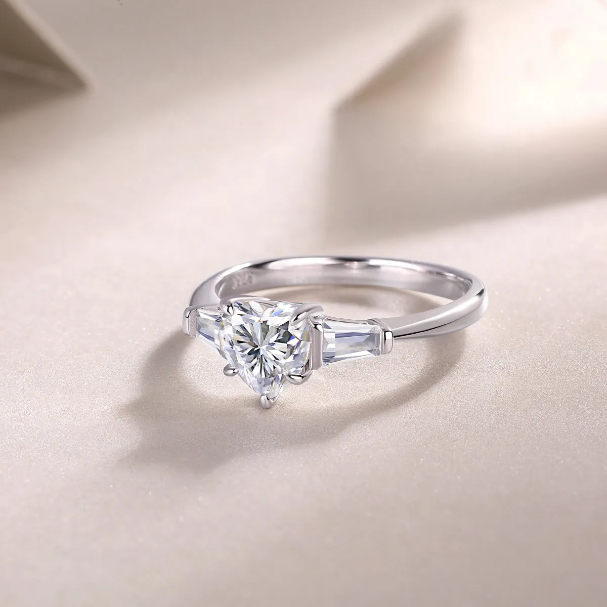 Heart-shaped moissanite wedding ring set in S925 silver with platinum plating, ring sizes 5-9, gift box