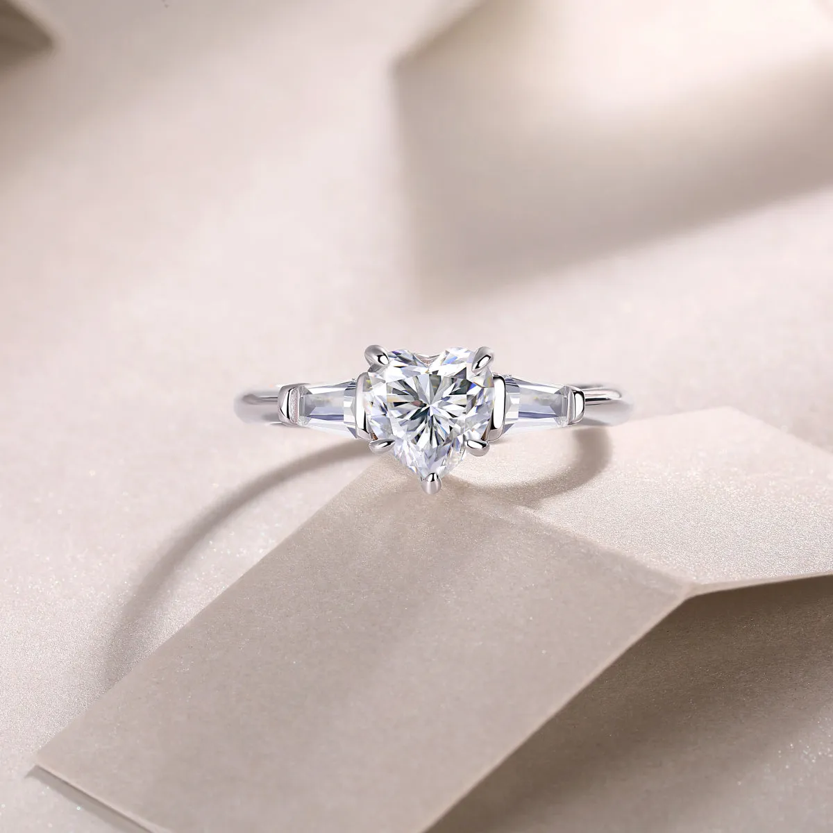 Heart-shaped moissanite wedding ring set in S925 silver with platinum plating, ring sizes 5-9, gift box
