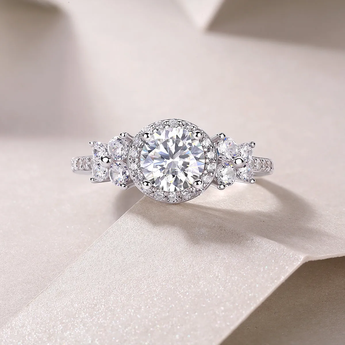 Wedding ring set with 1-carat moissanite in S925 silver platinum-plated ring on gift box