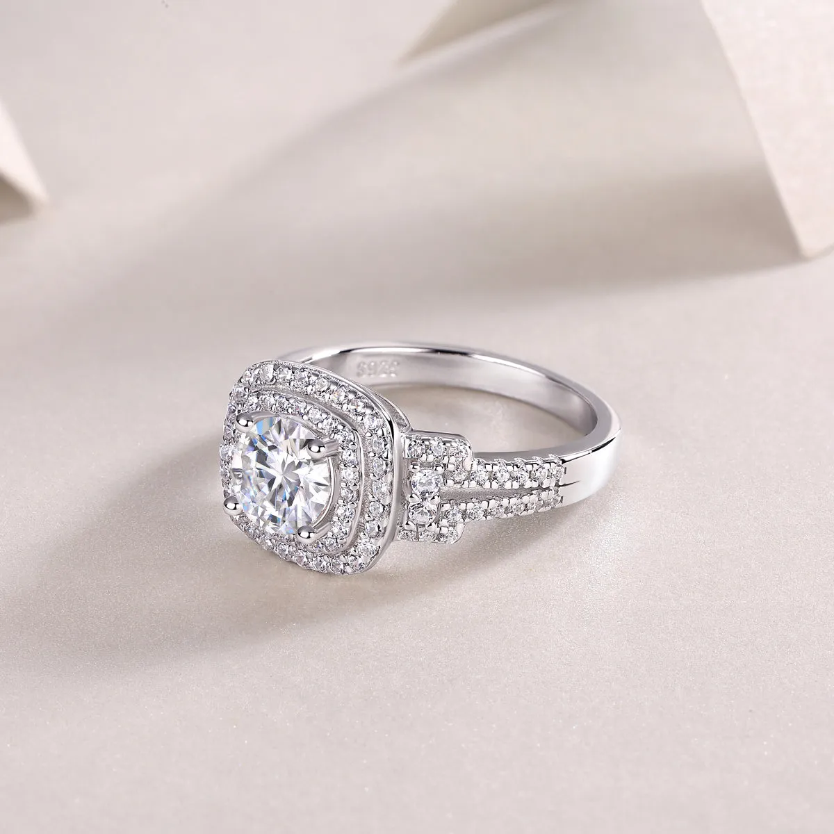 1-carat moissanite wedding ring set on platinum-plated S925 silver band in gift box