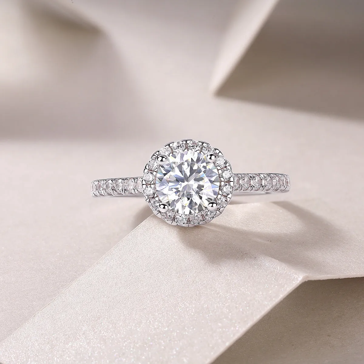 1-carat moissanite wedding ring set in S925 silver with platinum plating, gift box packaging