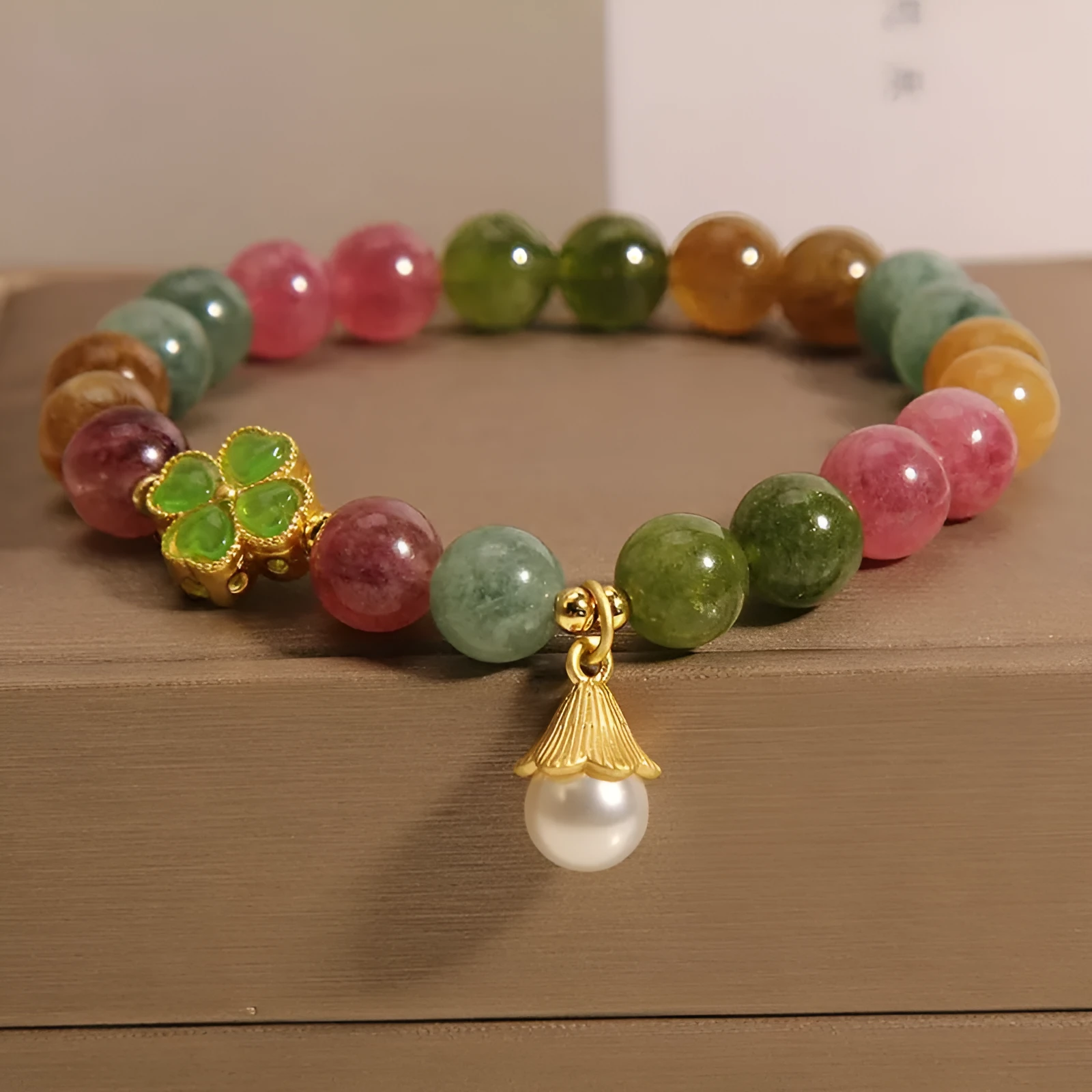 Women's tourmaline bracelet with four-leaf clover pearl pendant and geometric drop-shaped elements