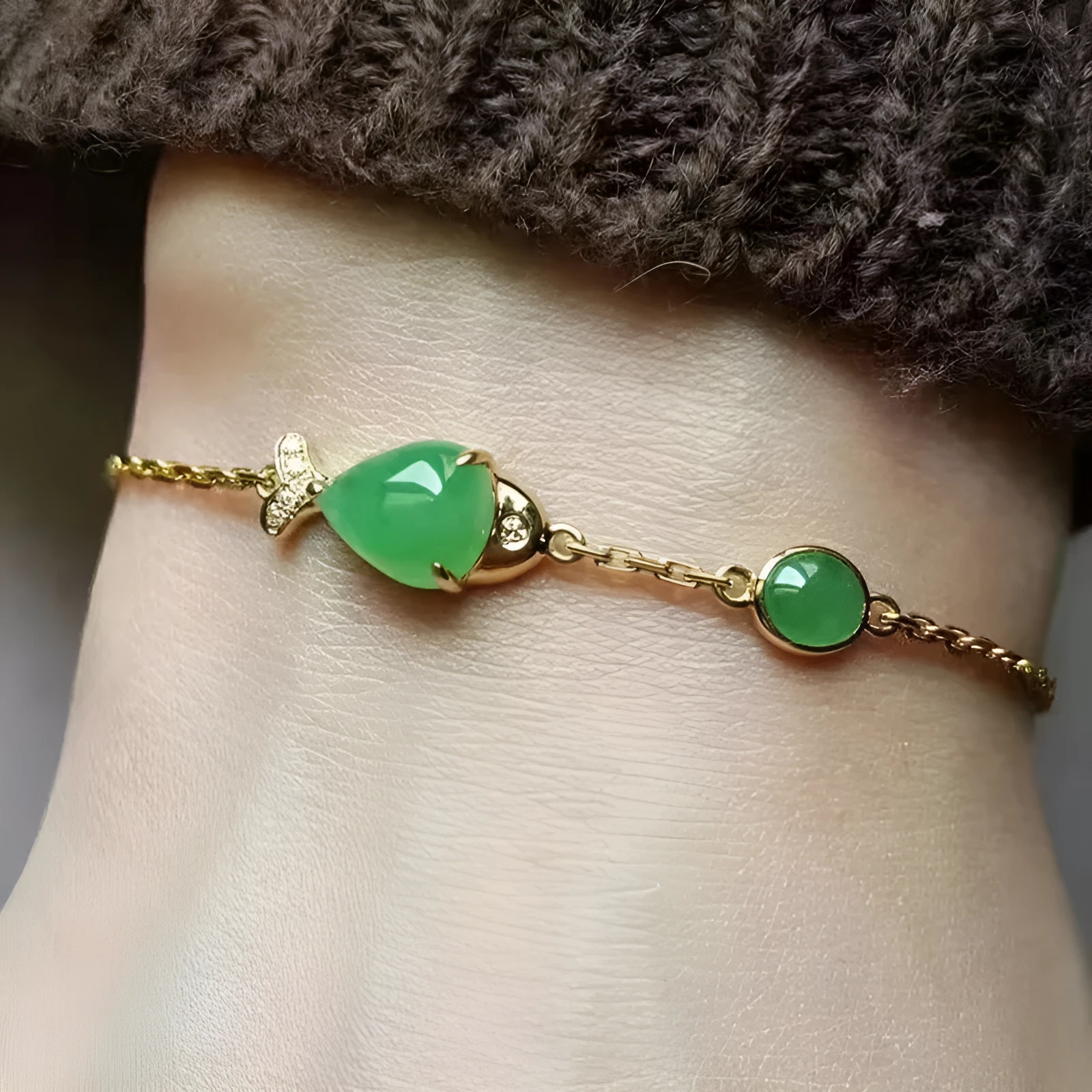 Retro style electroplated yellow gold bracelet made from copper and plastic materials.