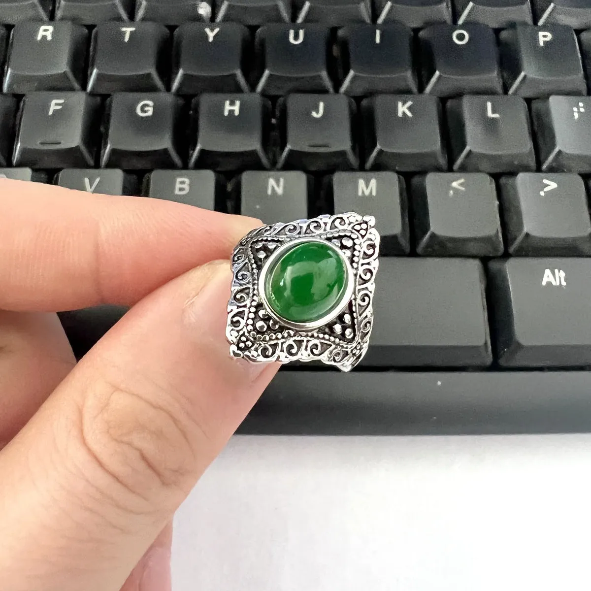 Retro adjustable zinc alloy ring in ruby colour with electroplating finish