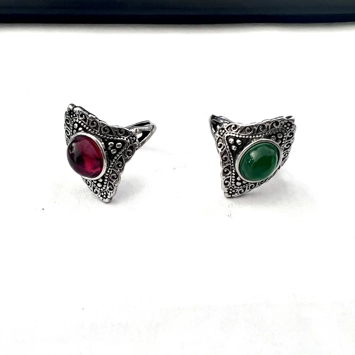 Retro adjustable zinc alloy ring in ruby colour with electroplating finish