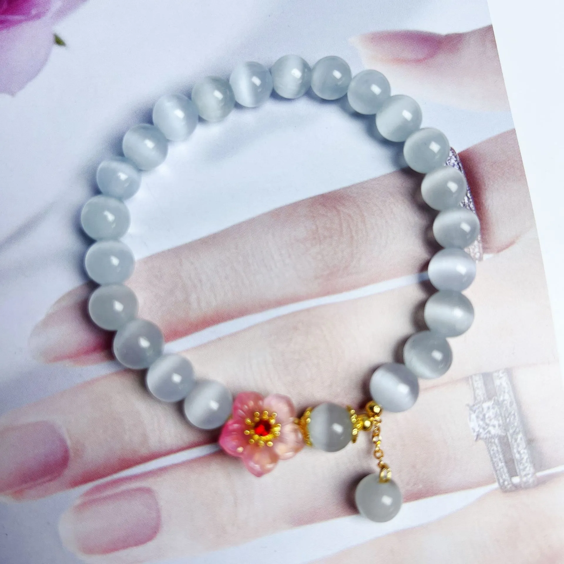White opal flower beaded bracelet with manual glass and coloured glaze construction