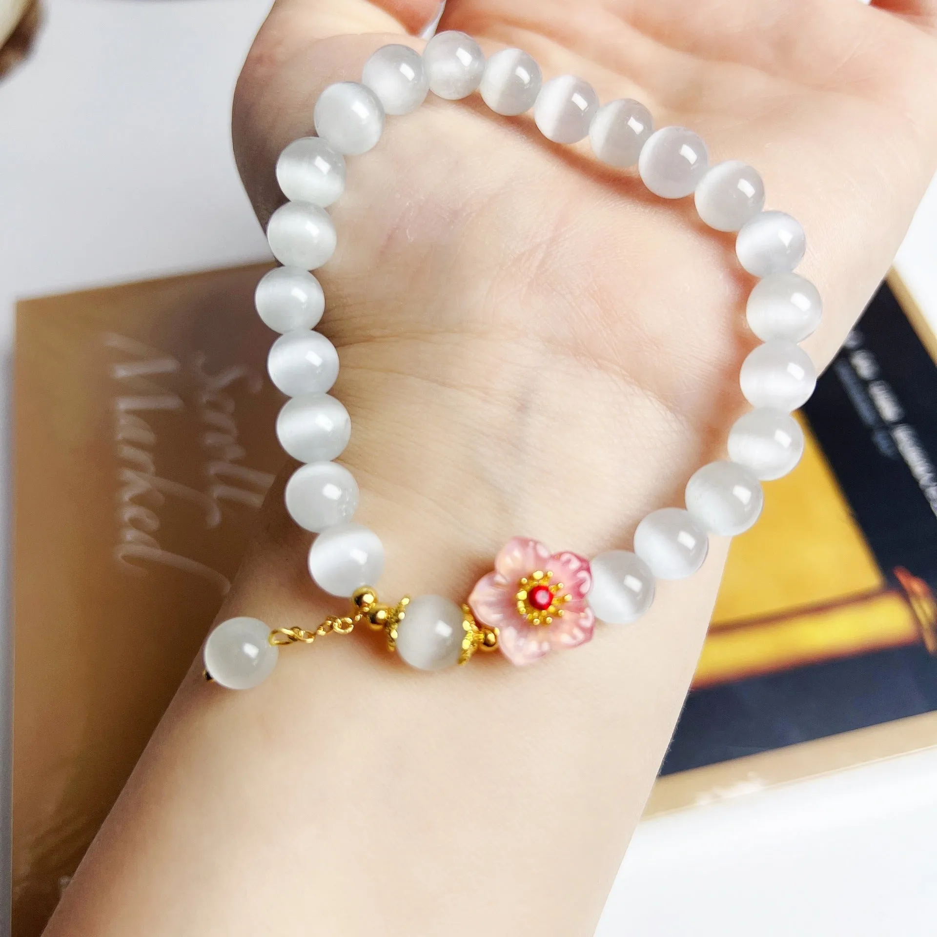 White opal flower beaded bracelet with manual glass and coloured glaze construction