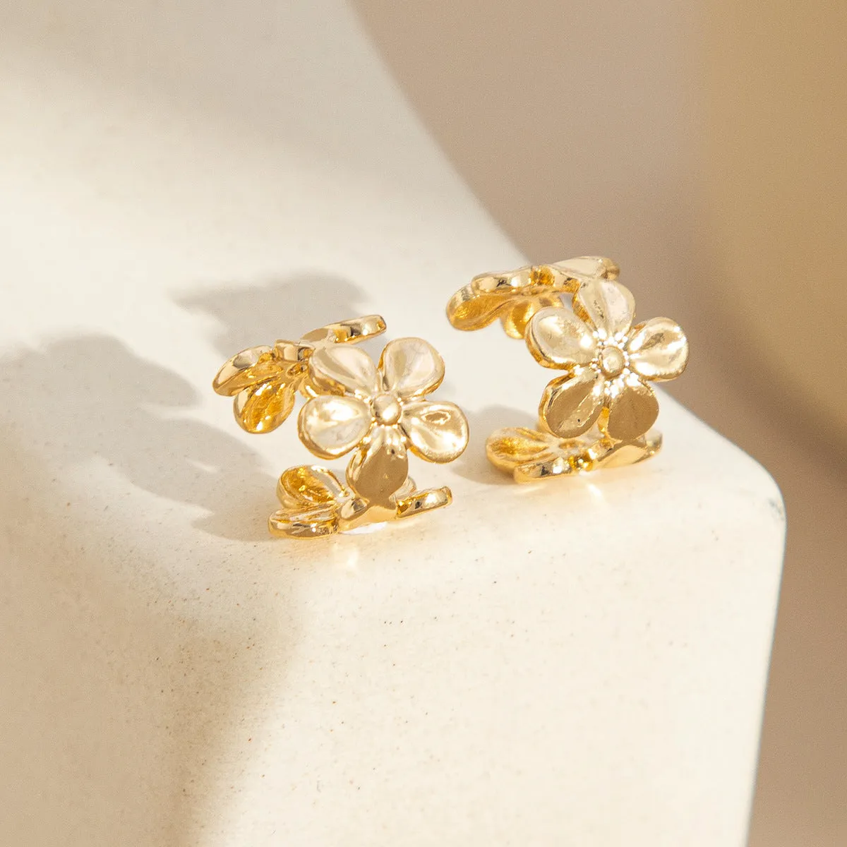 Gold-coloured women's drop earrings with a starfish and a conch shell design on an alloy post.