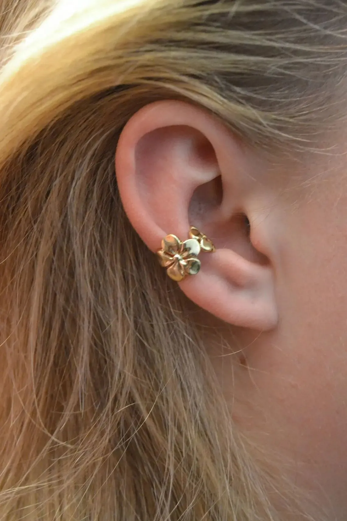 Gold-coloured women's drop earrings with a starfish and a conch shell design on an alloy post.