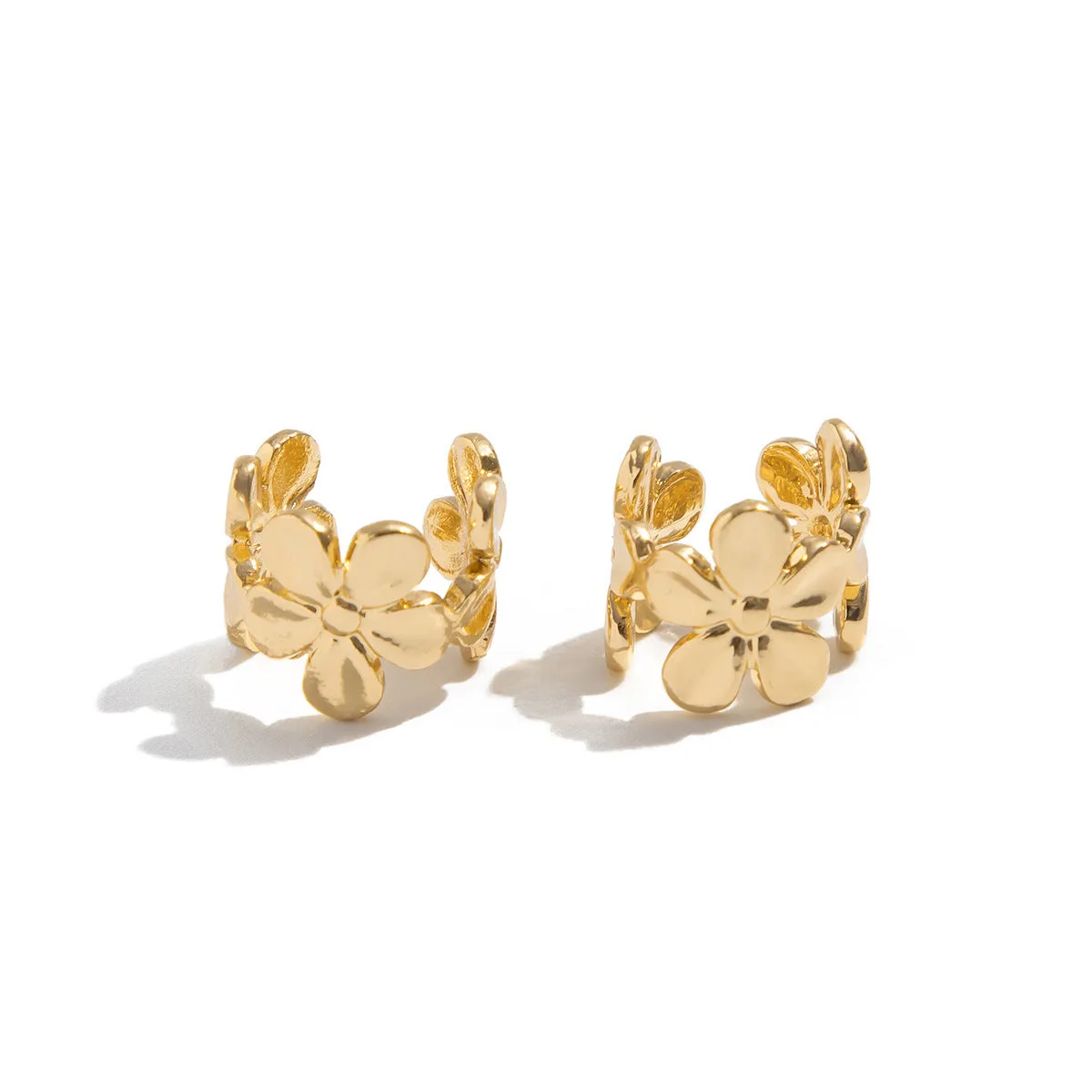 Gold-coloured women's drop earrings with a starfish and a conch shell design on an alloy post.