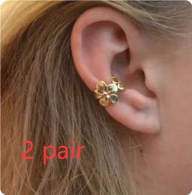 Gold-coloured women's drop earrings with a starfish and a conch shell design on an alloy post.