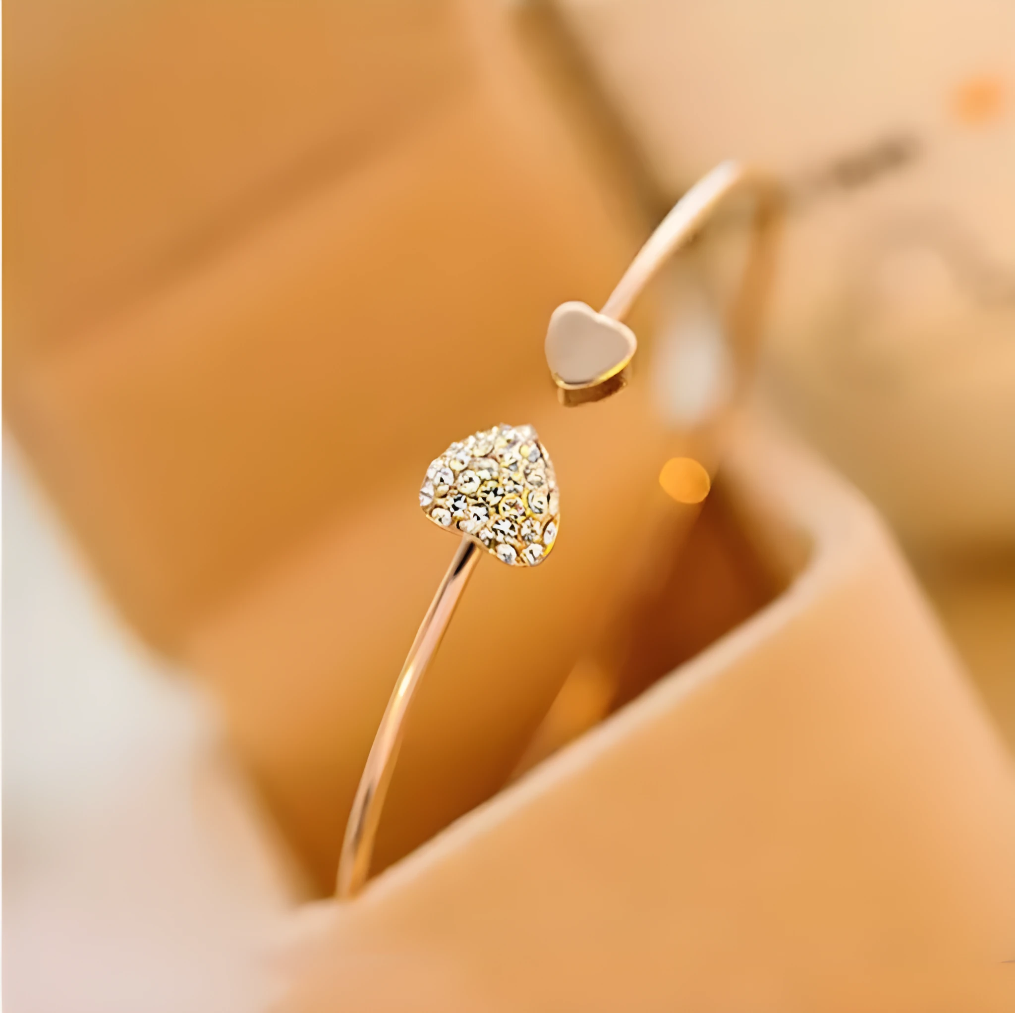 Alloy flower bracelet in gold finish with adjustable chain and flower pendant