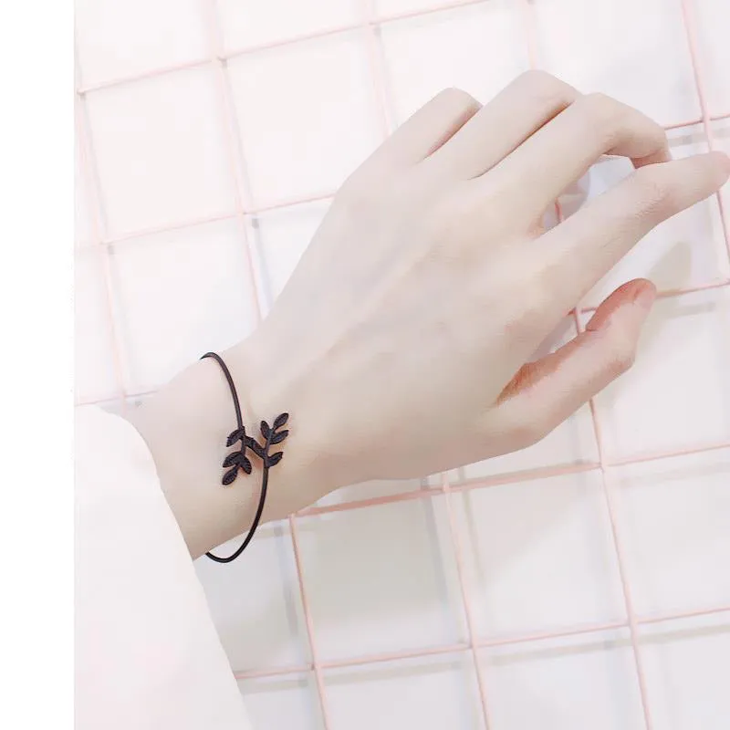 Alloy flower bracelet in gold finish with adjustable chain and flower pendant