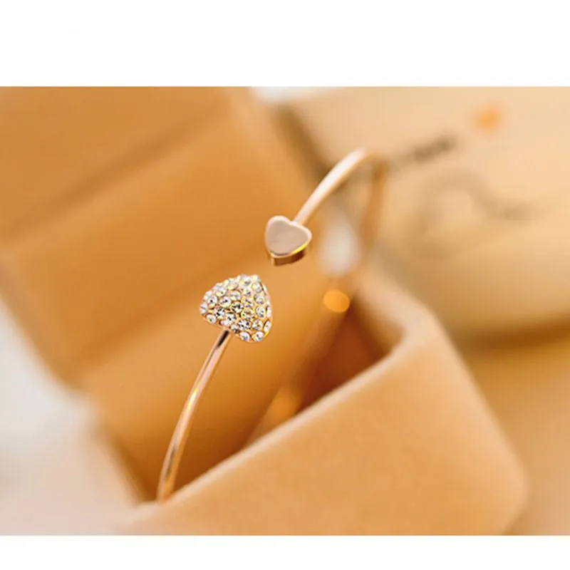 Alloy flower bracelet in gold finish with adjustable chain and flower pendant