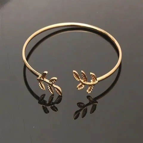 Alloy flower bracelet in gold finish with adjustable chain and flower pendant