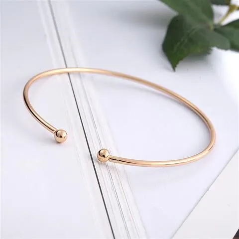 Alloy flower bracelet in gold finish with adjustable chain and flower pendant
