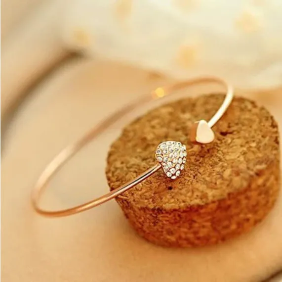 Alloy flower bracelet in gold finish with adjustable chain and flower pendant