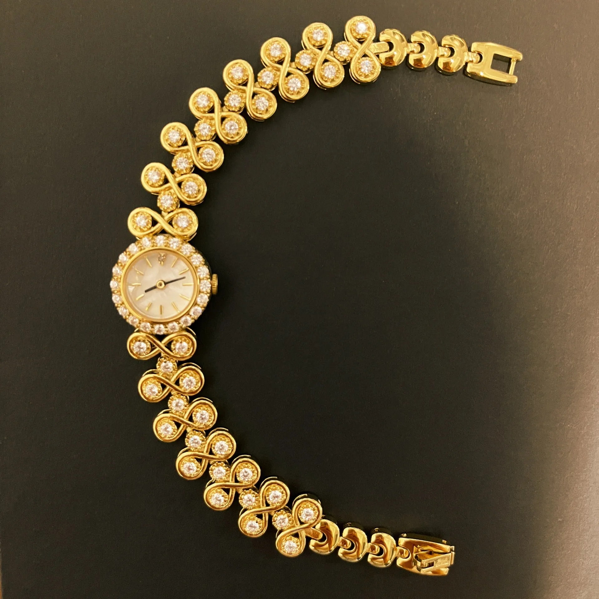 Antique luxury diamond quartz women's watch in gold with 316 stainless steel strap and synthetic sapphire dial