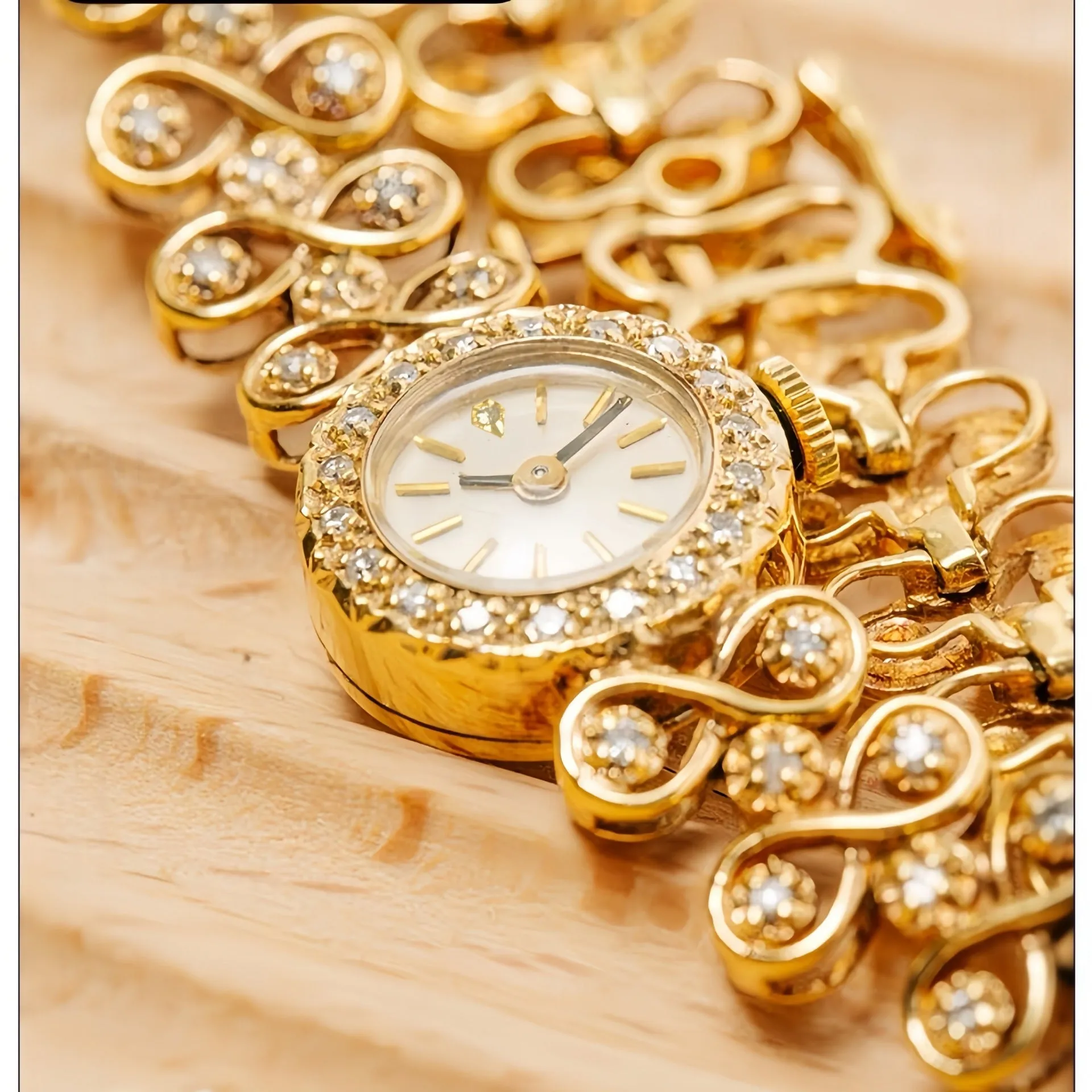 Antique luxury diamond quartz women's watch in gold with 316 stainless steel strap and synthetic sapphire dial